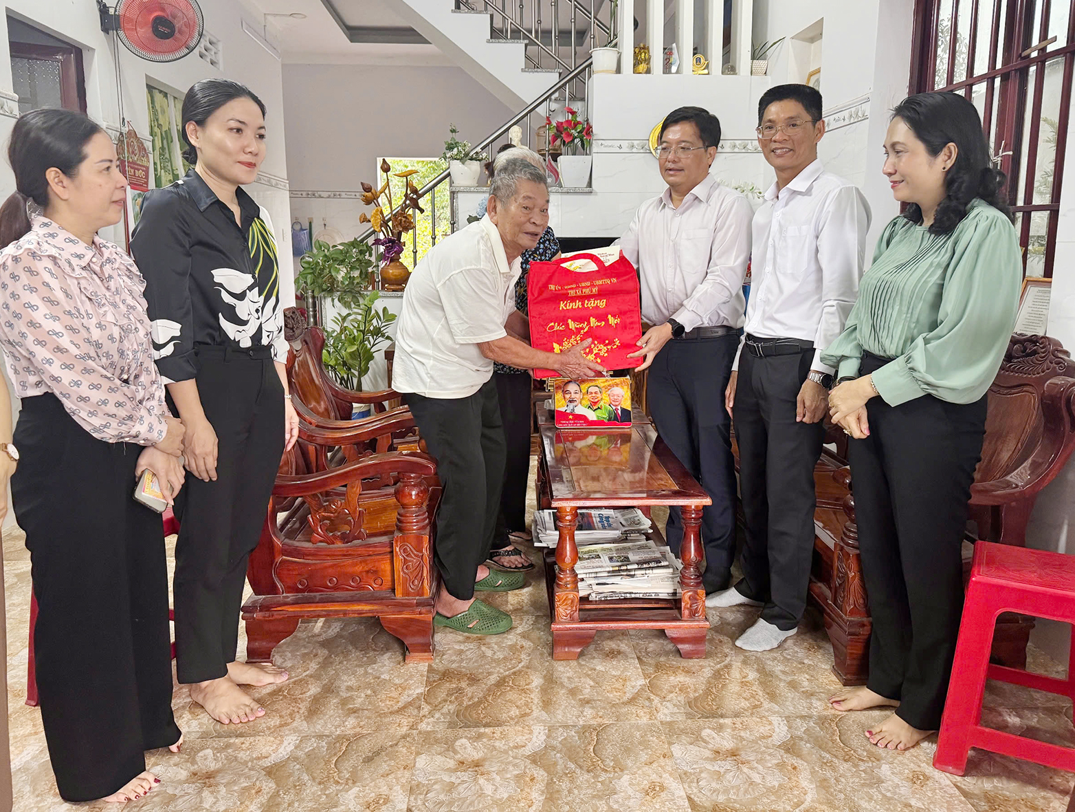 Lãnh đạp TP.Phú Mỹ tặng quà Tết đến ông Nguyễn Quang Trung (bệnh binh hạng 2/3, ở tổ 10, khu phố 2, phường Hắc Dịch).