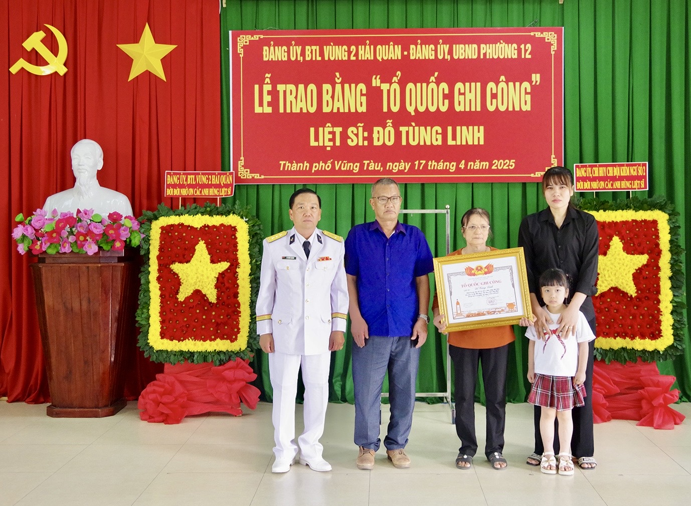 Thượng tá Lê Hồng Quang, Phó Chủ nhiệm Chính trị Vùng 2, trao Bằng Tổ quốc ghi công cho thân nhân liệt sĩ Đỗ Tùng Linh.