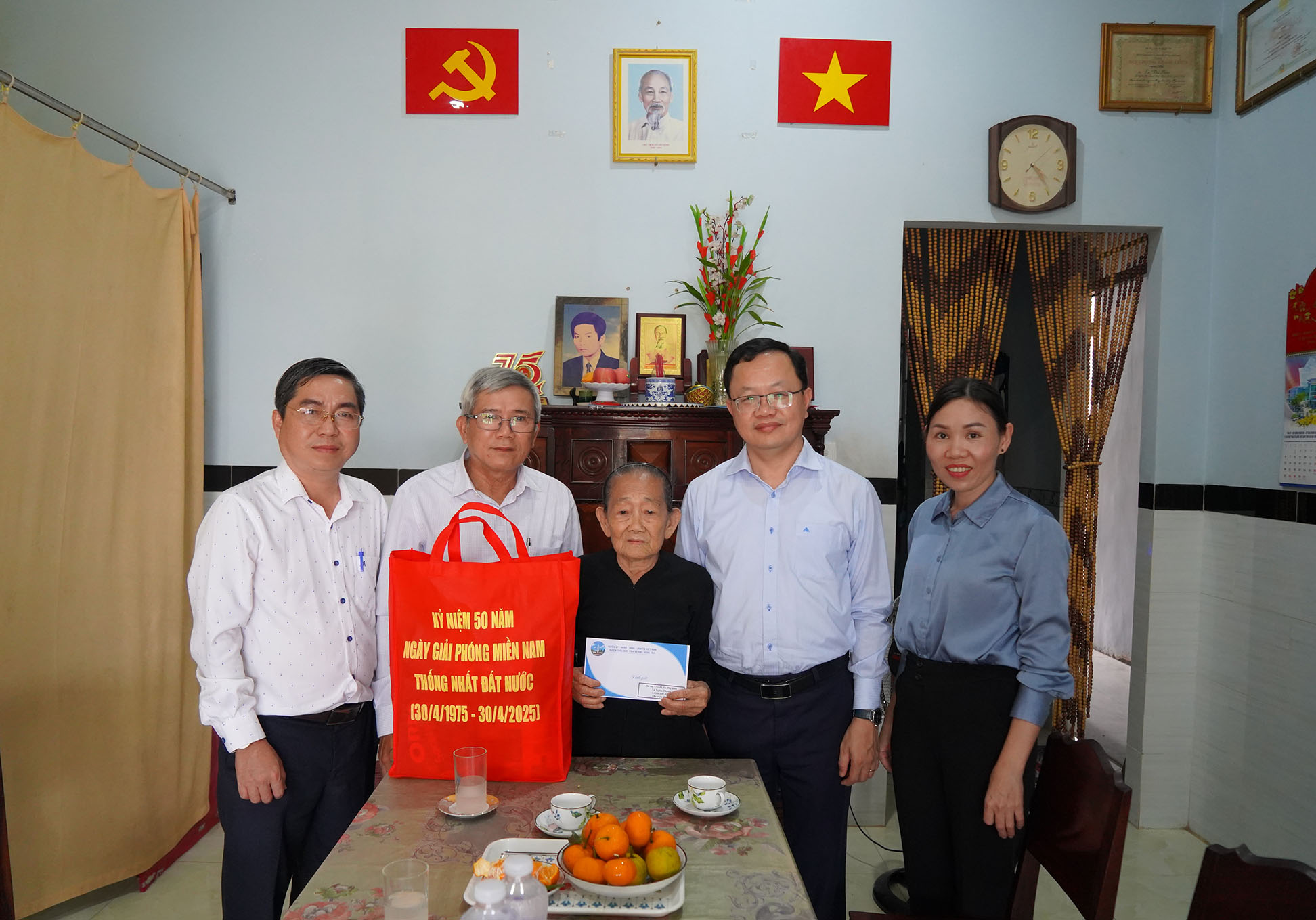 Ông Dương Ngọc Châu (thứ 2 từ phải qua), Bí thư Huyện ủy Châu Đức thăm, tặng quà Mẹ Việt Nam Anh hùng La Thị Biên.