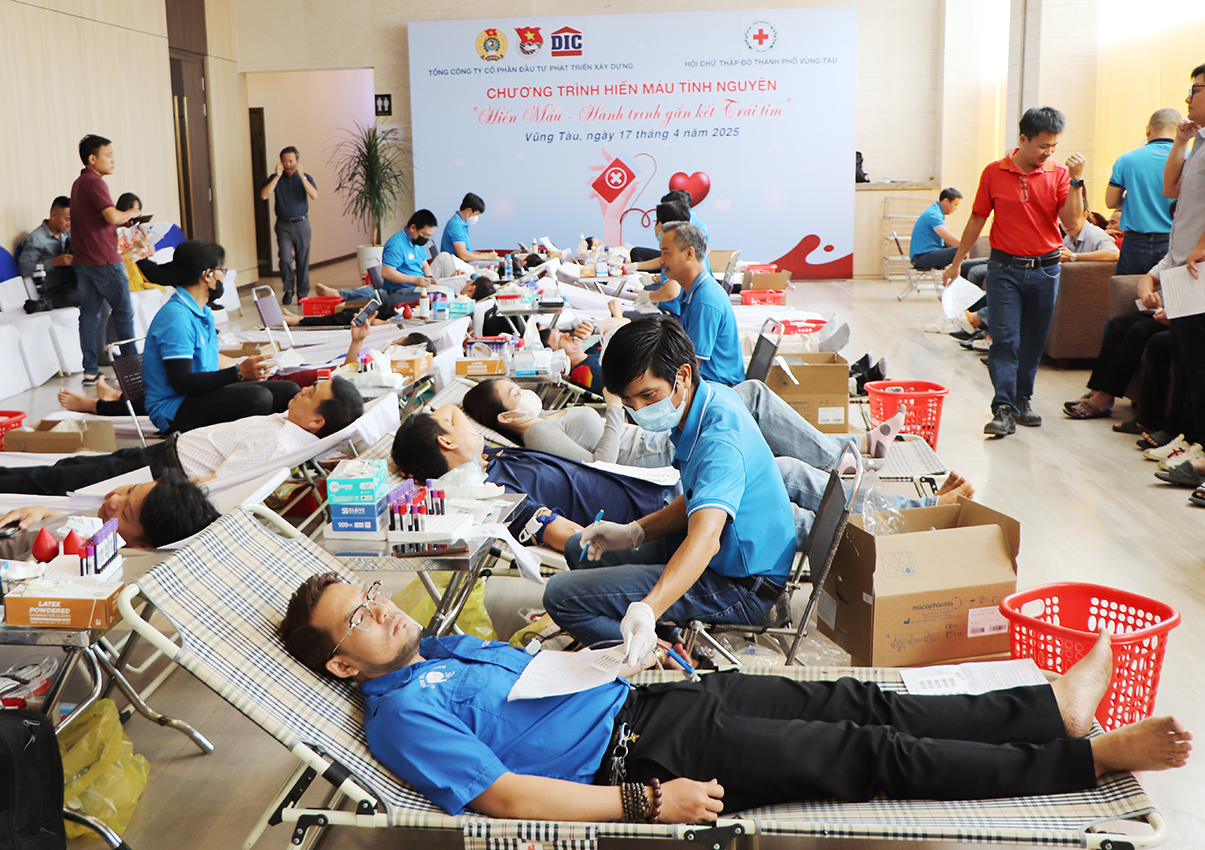 ĐVTN tham gia hiến máu tại chương trình.