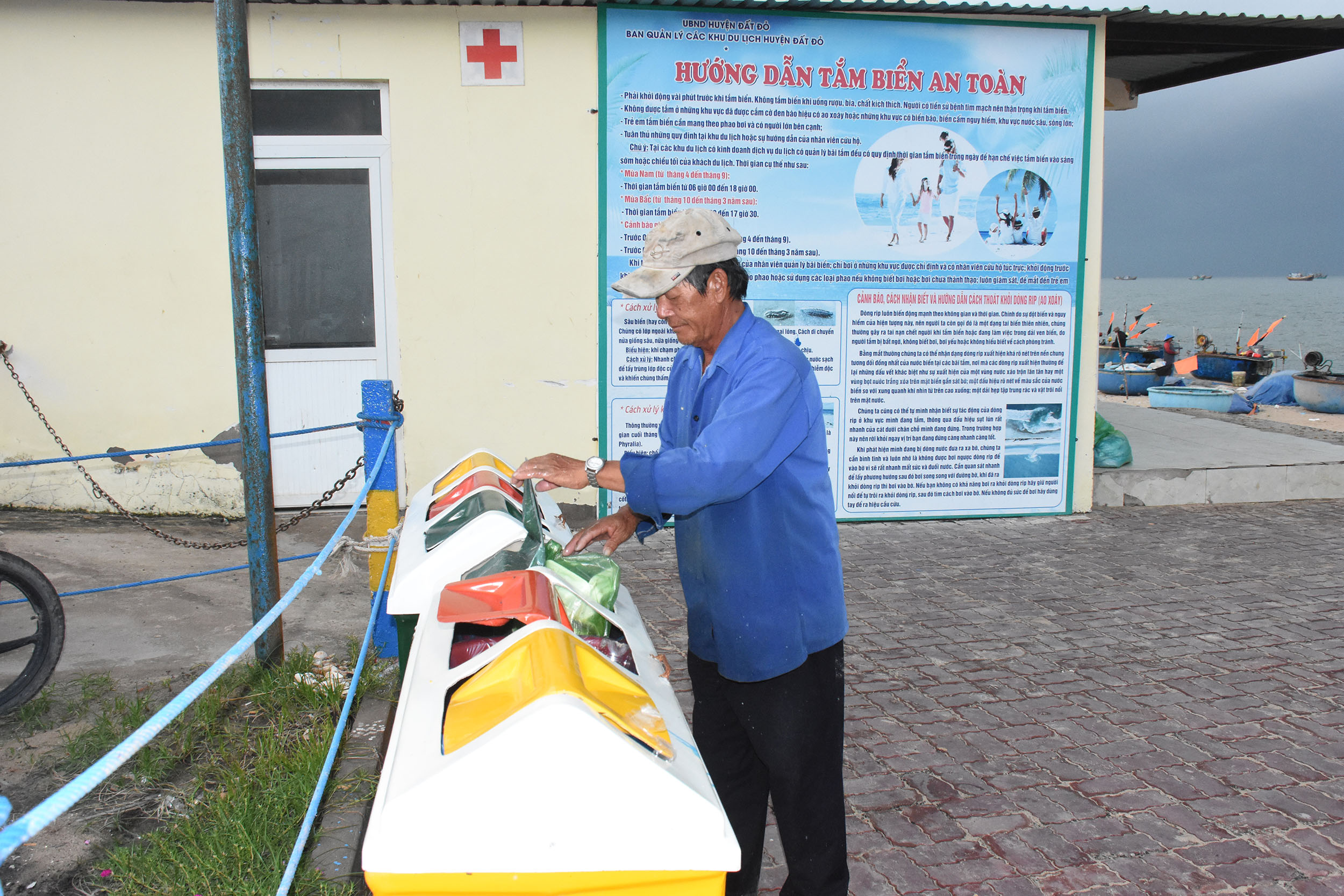 Người dân thị trấn Phước Hải (huyện Long Đất) thực hiện phân loại rác tại nguồn.