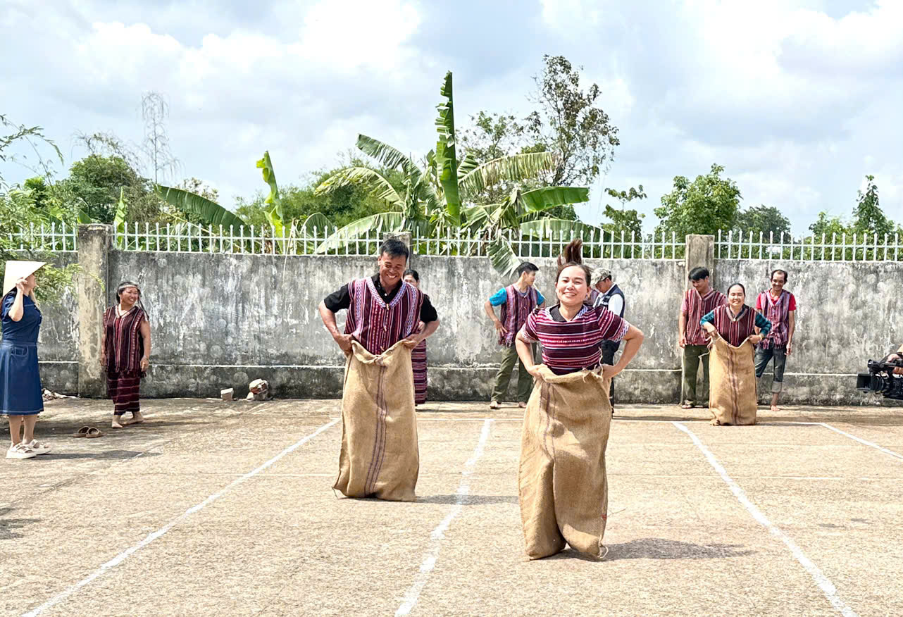 Người dân tham gia thể thao truyền thống dân tộc trong ngày hội.
