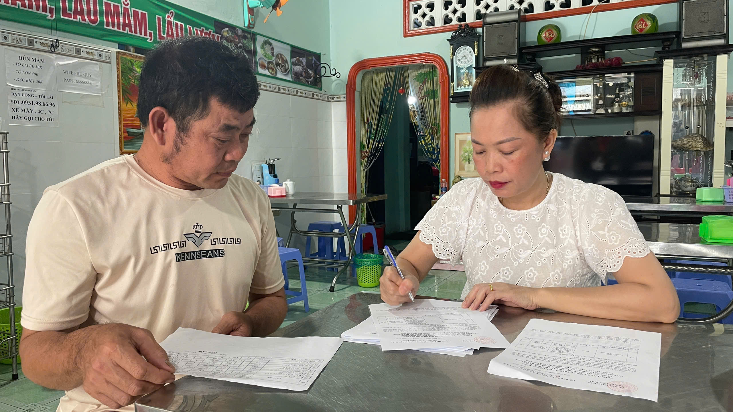 Đại diện Khu dân cư số 7, huyện Côn Đảo đến nhà người dân phát phiếu lấy ý kiến chiều 17/4.