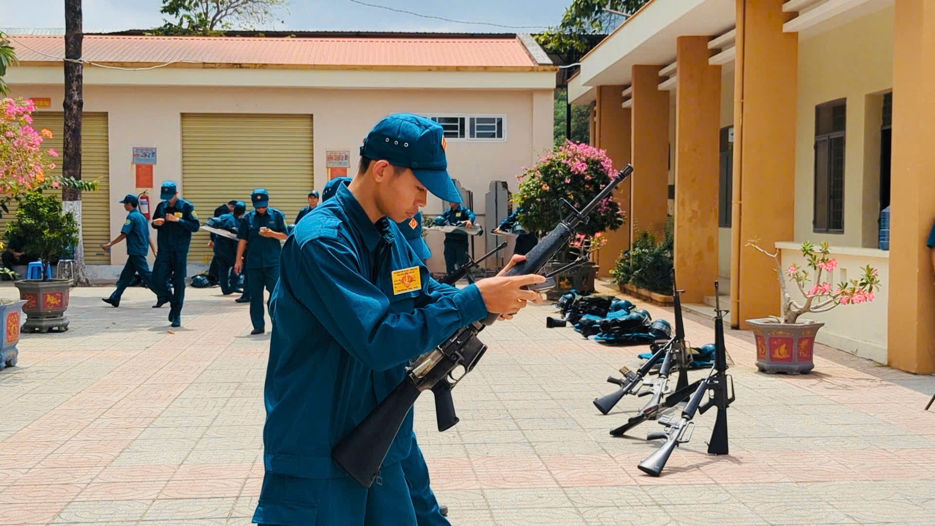 Các đội tham gia phần thi thực hành phương án chiến đấu bảo vệ đơn vị.