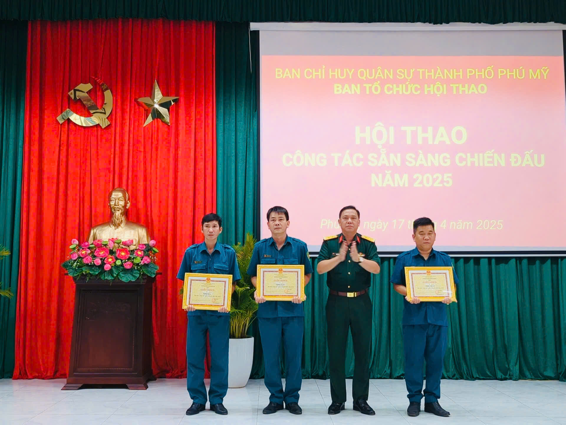 BTC trao giải cho các đội.