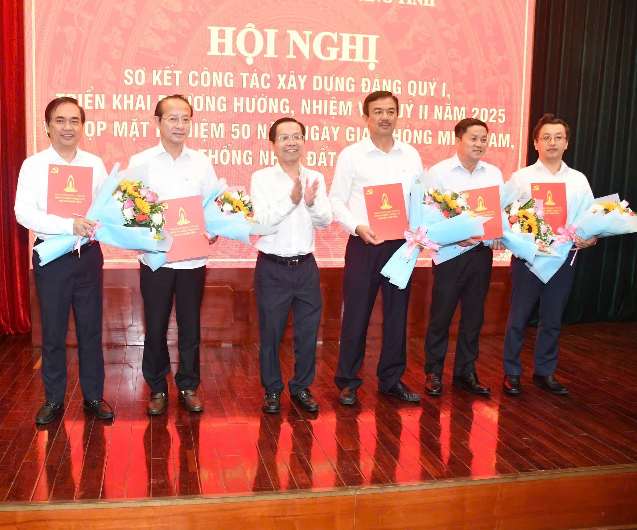 Ông Lê Văn Phong, Phó Bí thư Đảng ủy các cơ quan Đảng tỉnh trao các quyết định của Ban Thường vụ Tỉnh ủy chuẩn y kết quả bầu bổ sung Ủy viên Ban Thường vụ Đảng ủy các cơ quan Đảng tỉnh nhiệm kỳ 2020-2025 và tặng hoa chúc mừng các cán bộ.