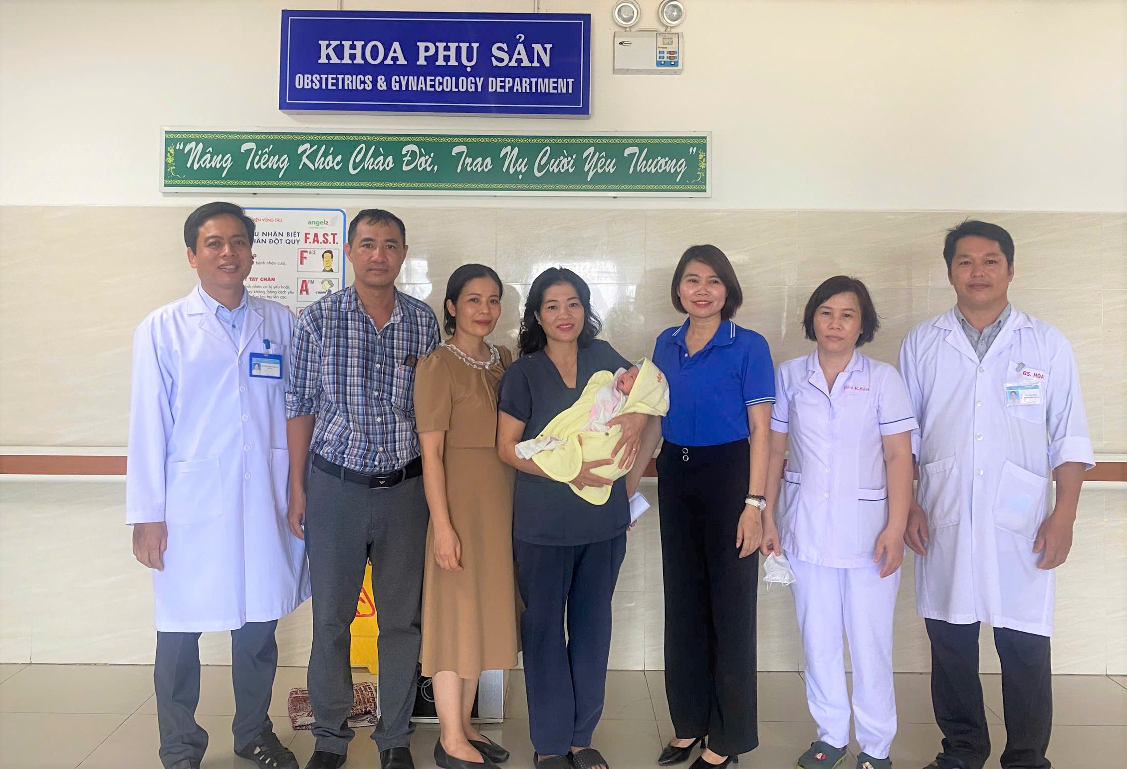 Bệnh viện Vũng Tàu bàn giao trẻ sơ sinh bị bỏ rơi cho Trung tâm Bảo trợ và Công tác xã hội tỉnh.