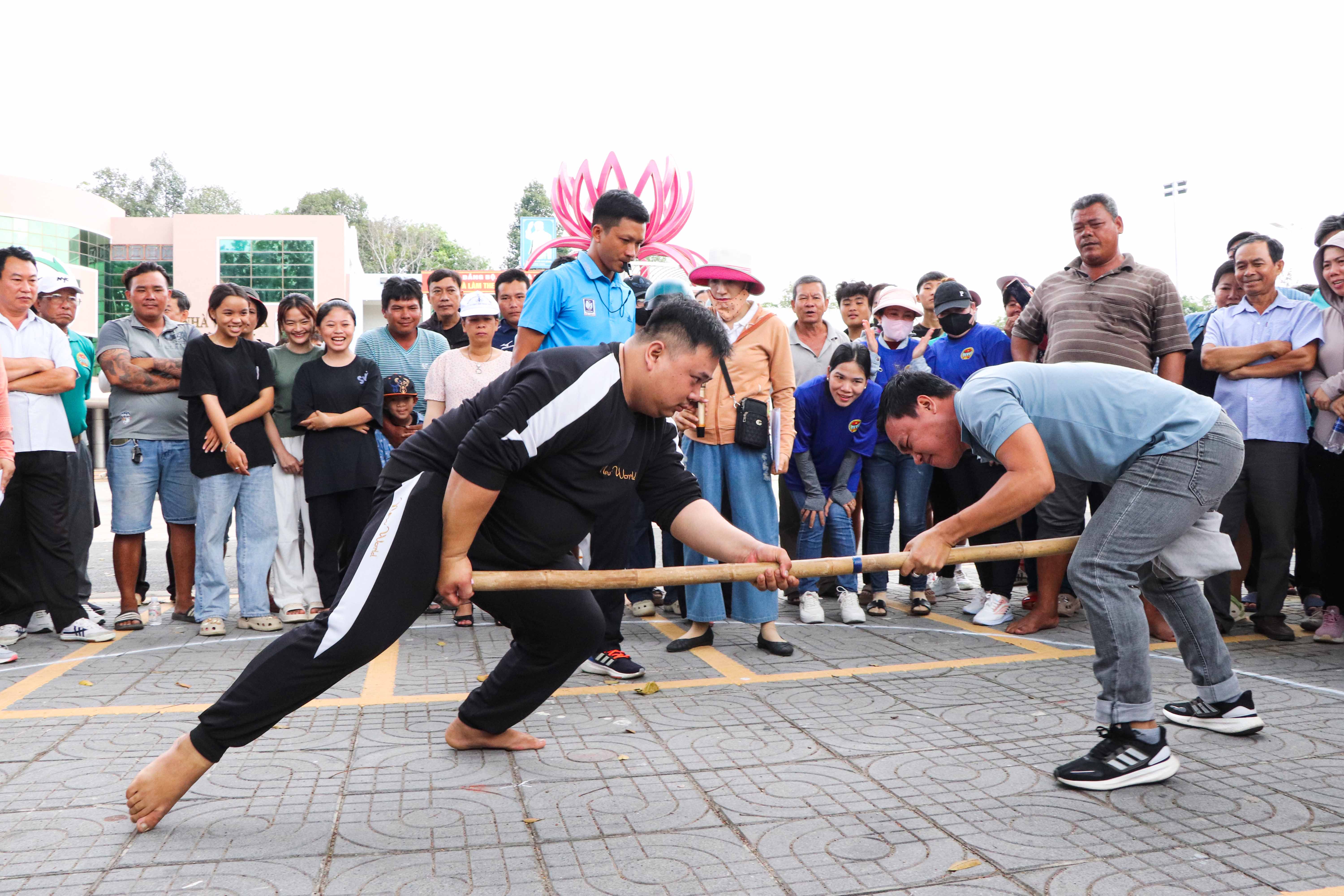 Các VĐV tranh tài môn đẩy gậy hạng cân 60kg.