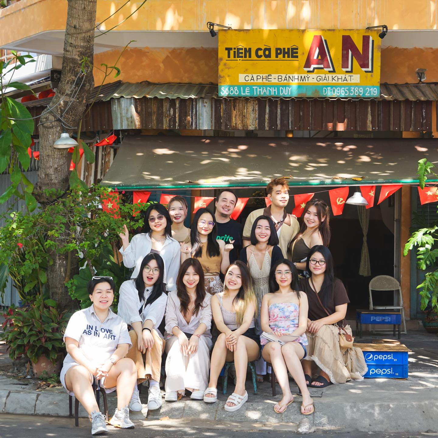 Các bạn trẻ nô nức đến chụp hình lưu niệm bên khung cảnh trang trí  cờ đảng, cờ Tổ quốc tại tiệm cà phê An (88 Lê Thành Duy, TP.Bà Rịa).