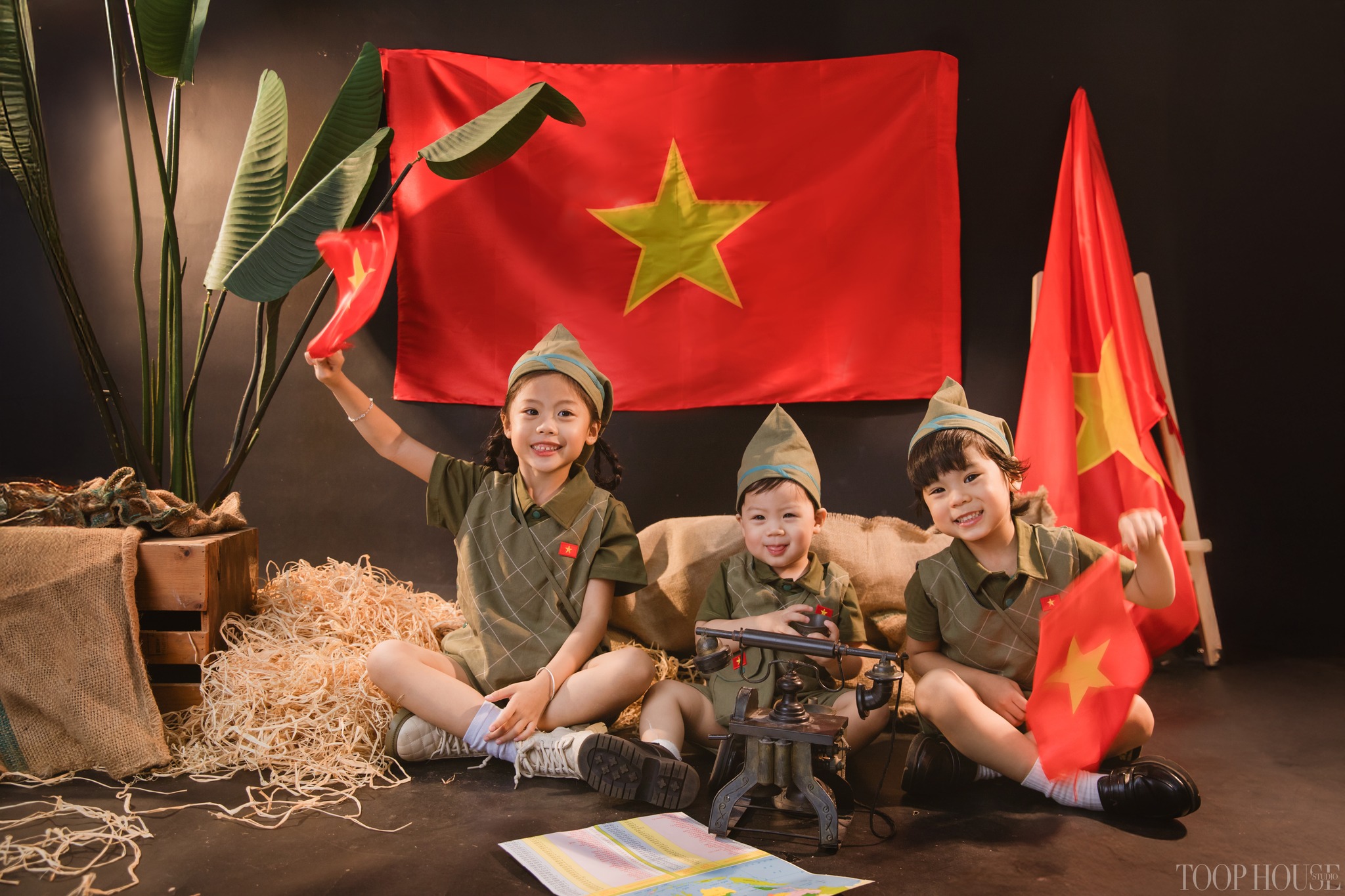 Những khách nhí chụp hình lưu niệm bên không gian trang trí  rợp cờ tại tiệm TooP House Studio-Vũng Tàu (11 Nguyễn Biểu,  phường Thắng Tam, TP.Vũng Tàu).