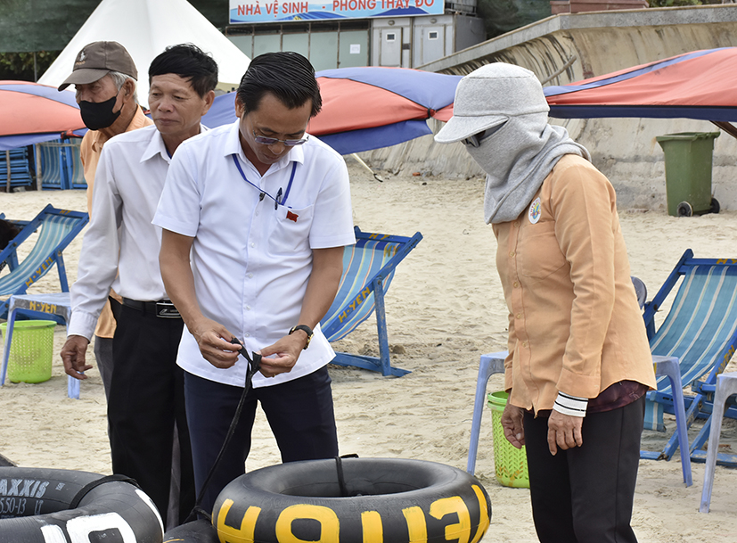 Ông Lương Đức Đông, Phó Giám đốc Trung tâm Quản lý và Hỗ trợ khách du lịch TP.Vũng Tàu nhắc nhở xã viên HTX Vũng Tàu chú ý kiểm tra dây đeo phao khi cho khách thuê.