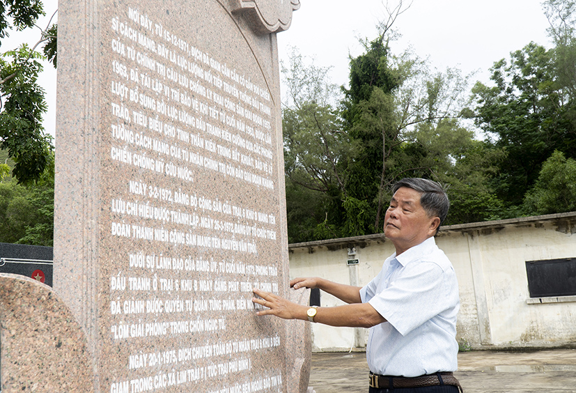 Trung tướng, AHLLVTND Châu Văn Mẫn tưởng nhớ đồng chí, đồng đội đã mãi nằm lại nơi đất thiêng Côn Đảo.