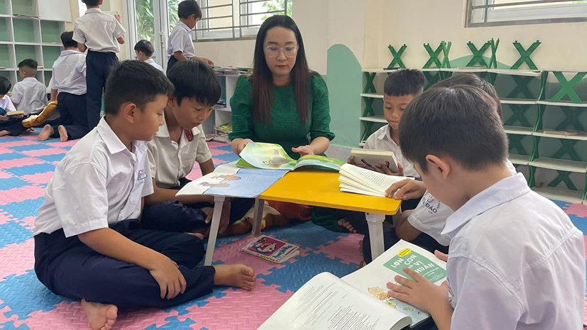 Cô trò Trường TH Cao Văn Ngọc (cơ sở 2), huyện Côn Đảo đọc sách trong “Thư viện mơ ước”.