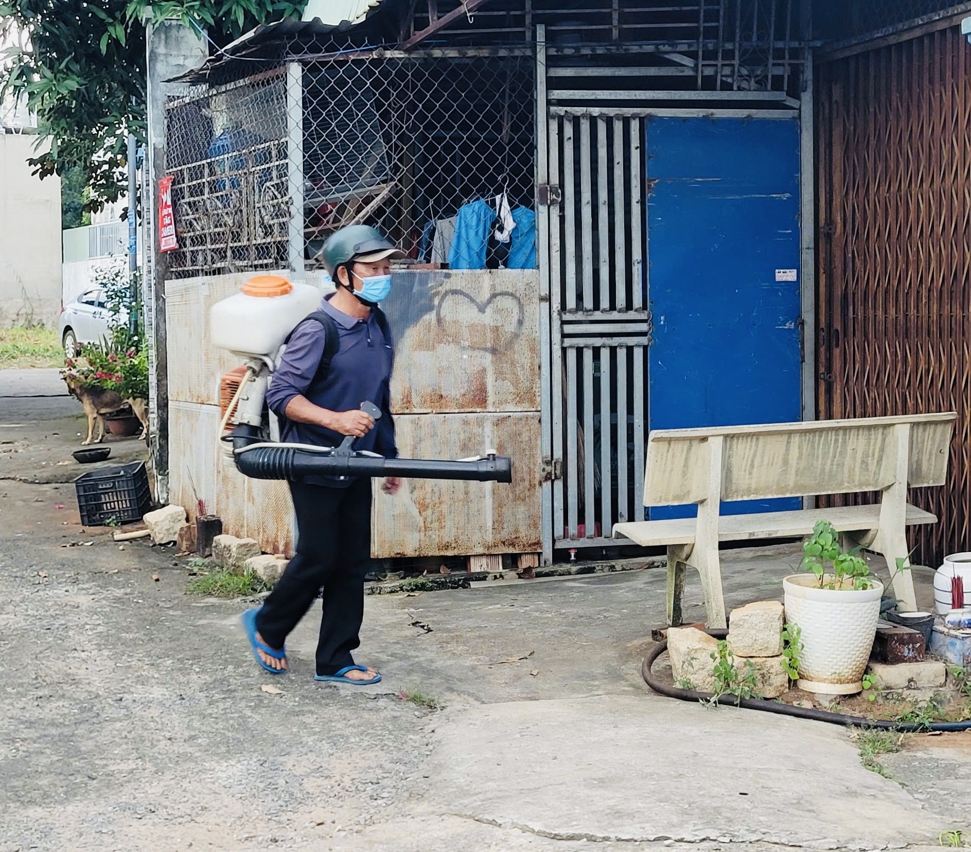 Nhân viên y tế phun thuốc diệt muỗi tại xã Hòa Long, TP.Bà Rịa. Ảnh: HOÀNG HƯỜNG