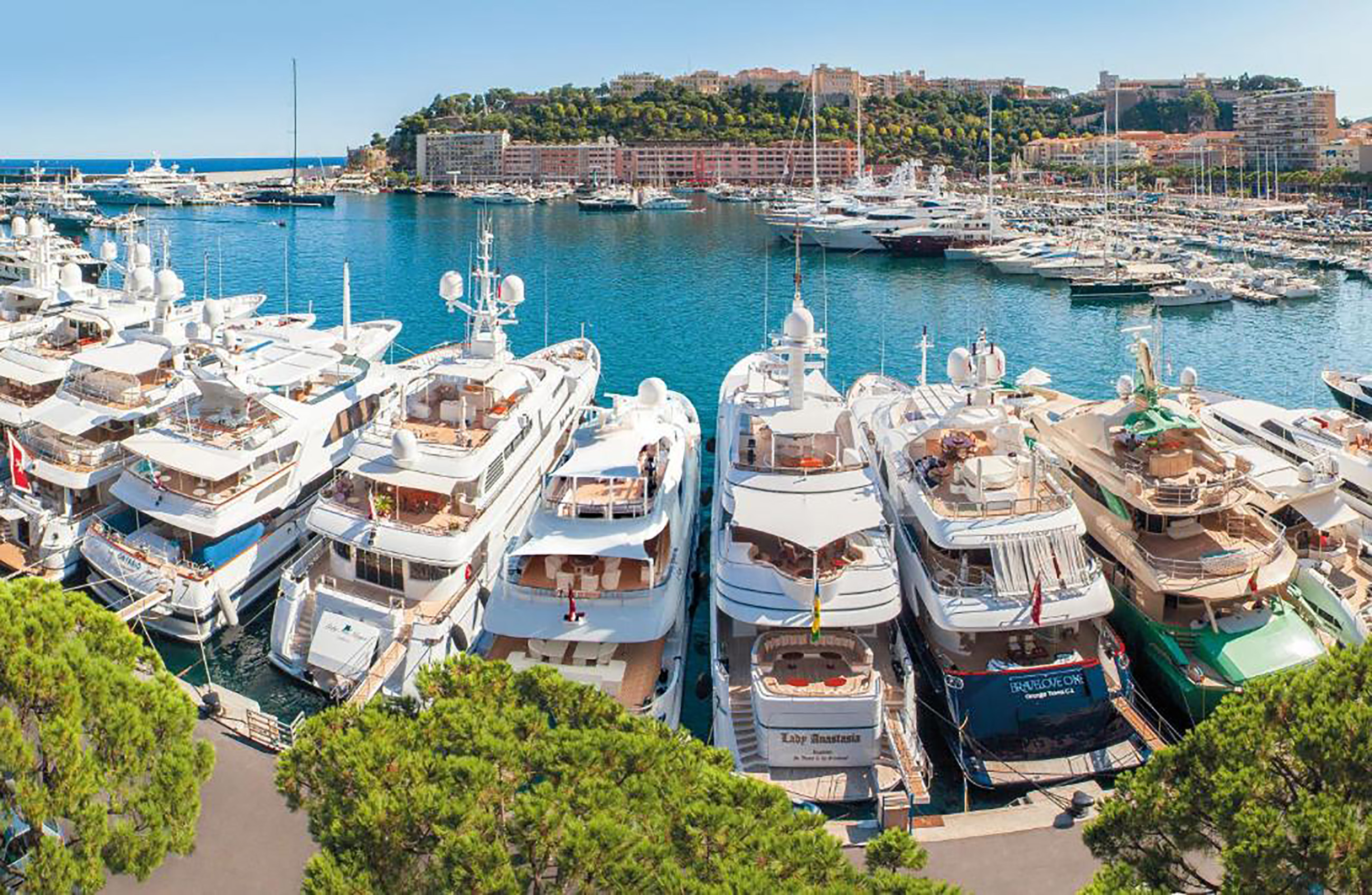 Cảng Monte Carlo với nhiều du thuyền sang chảnh.