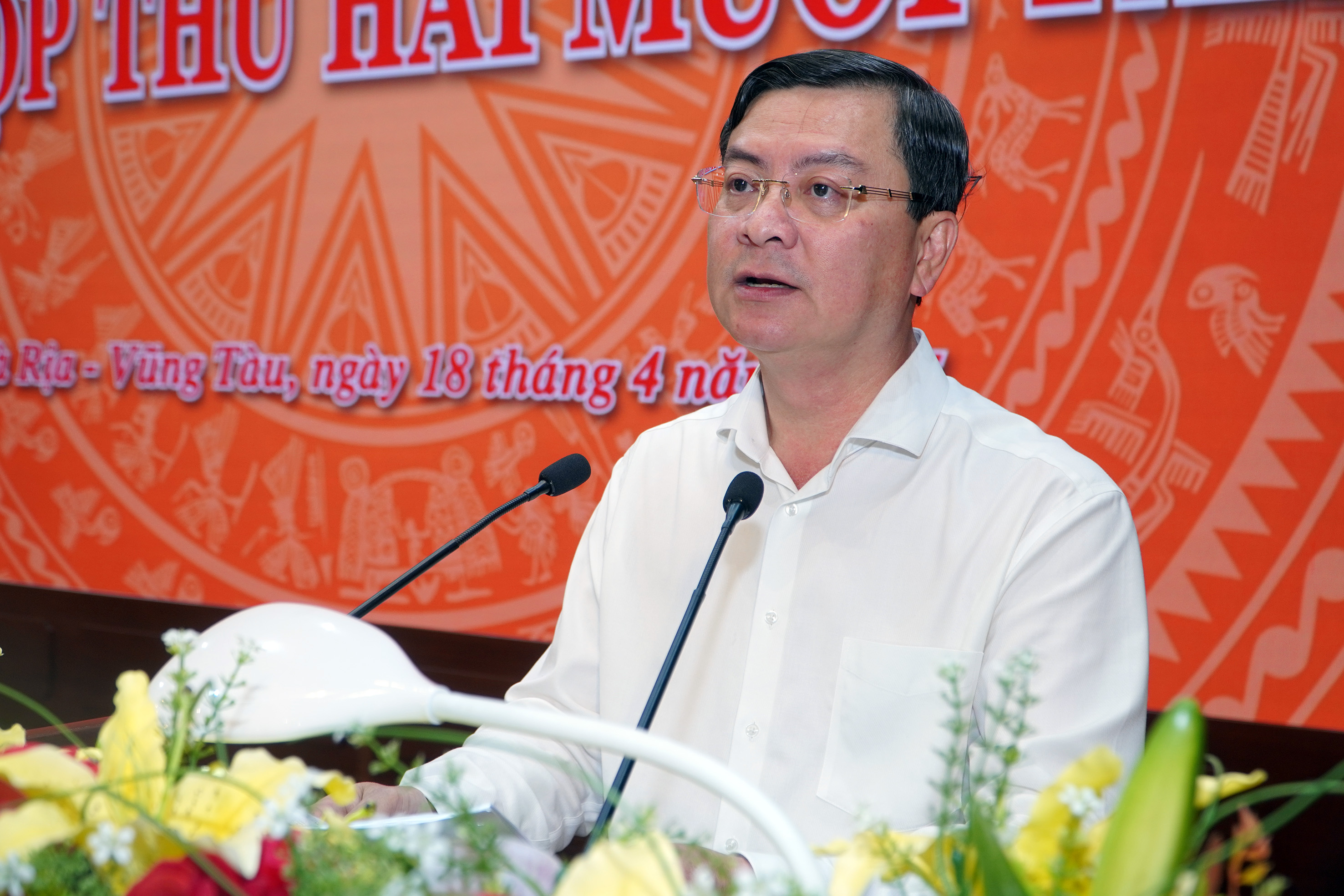 Phó Chủ tịch UBND tỉnh Nguyễn Công Vinh trình bày dự thảo nghị quyết.