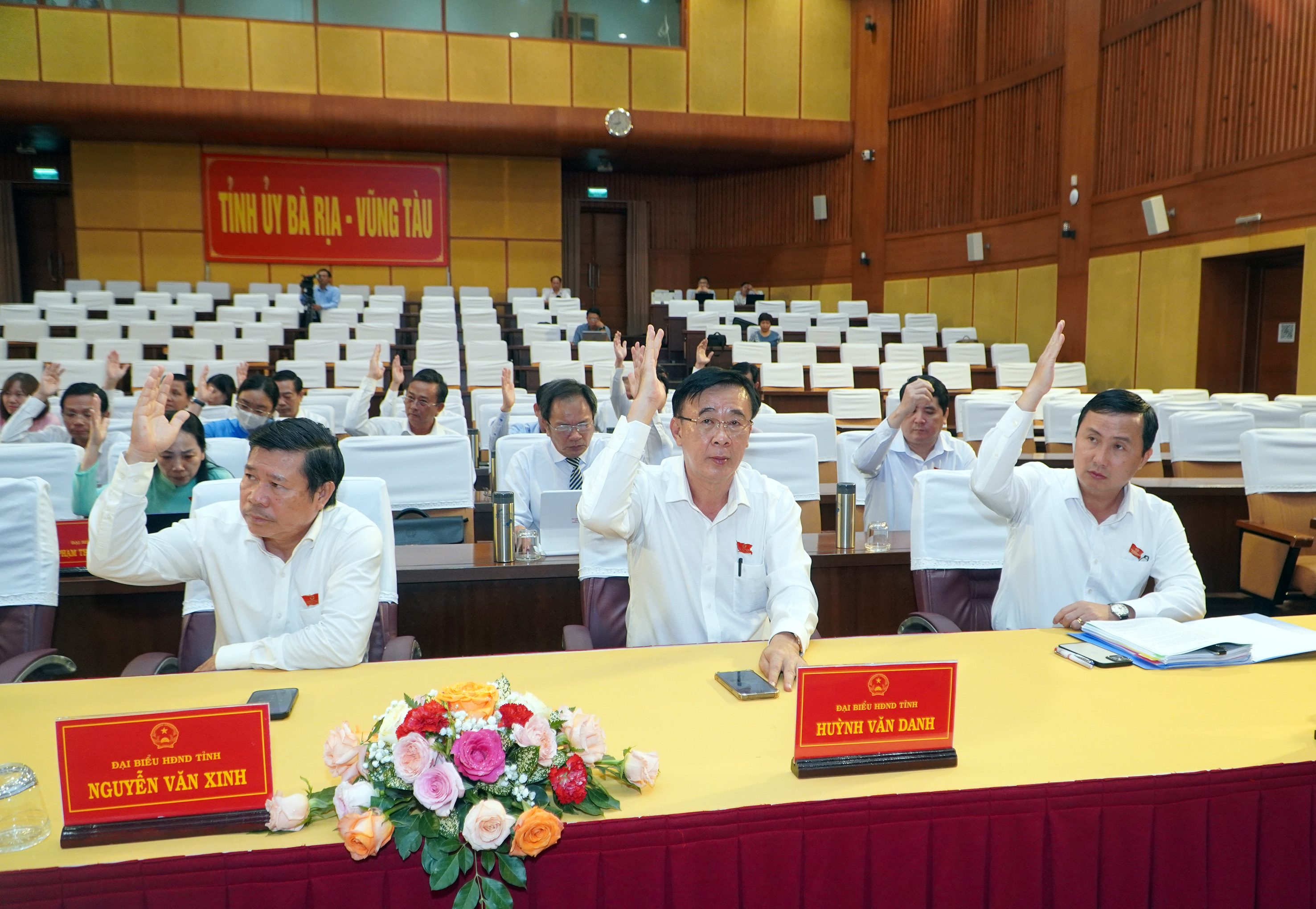 Các đại biểu HĐND tỉnh biểu quyết thông qua nghị quyết.