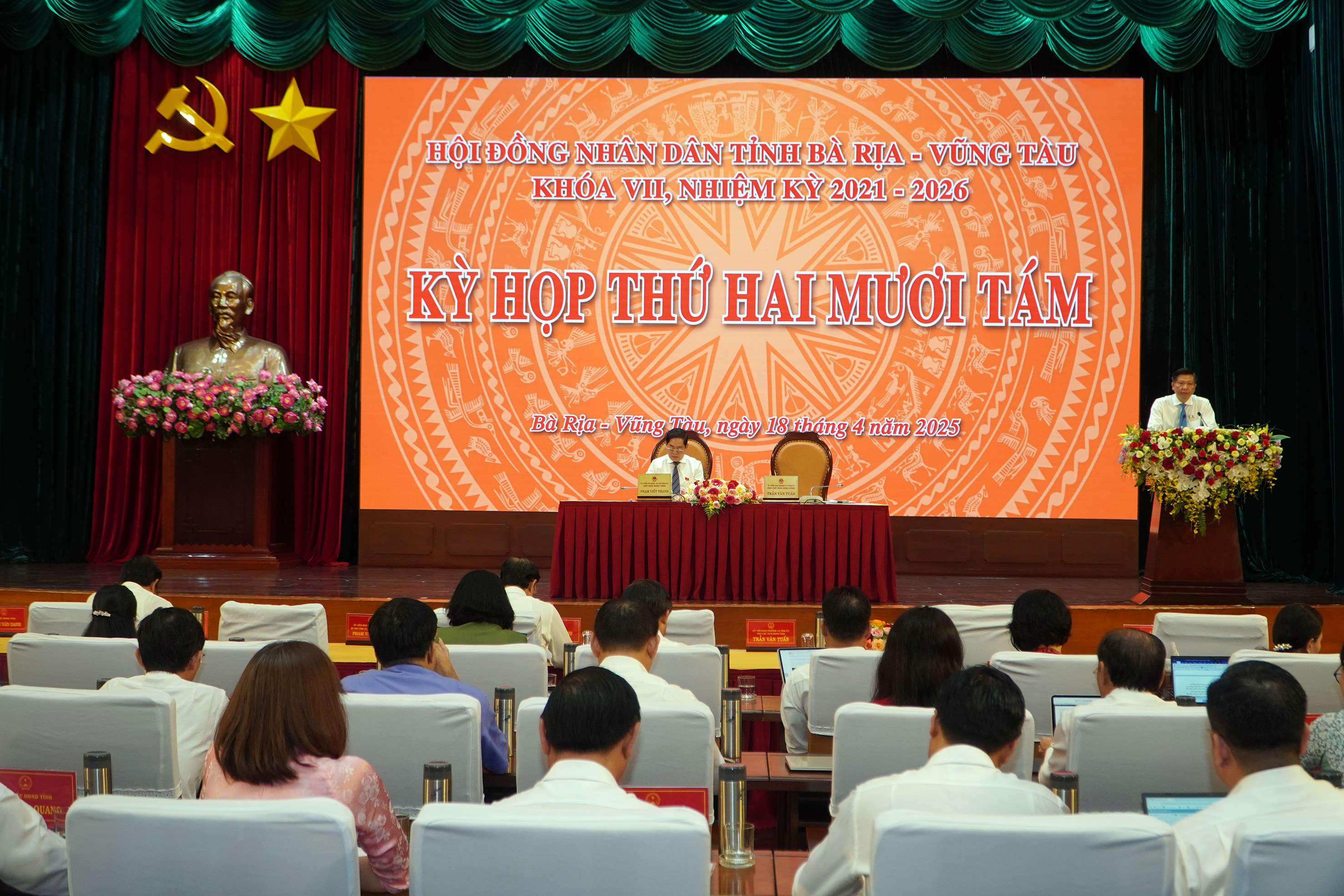 Quang cảnh kỳ họp.