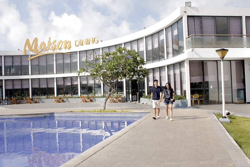 Du khách tham quan, trải nghiệm tại Oceanami Resort & Spa (TT.Phước Hải, huyện Long Đất).