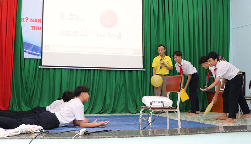 Các em học sinh được hướng dẫn sử dụng vật nổi để cứu đuối gián tiếp.