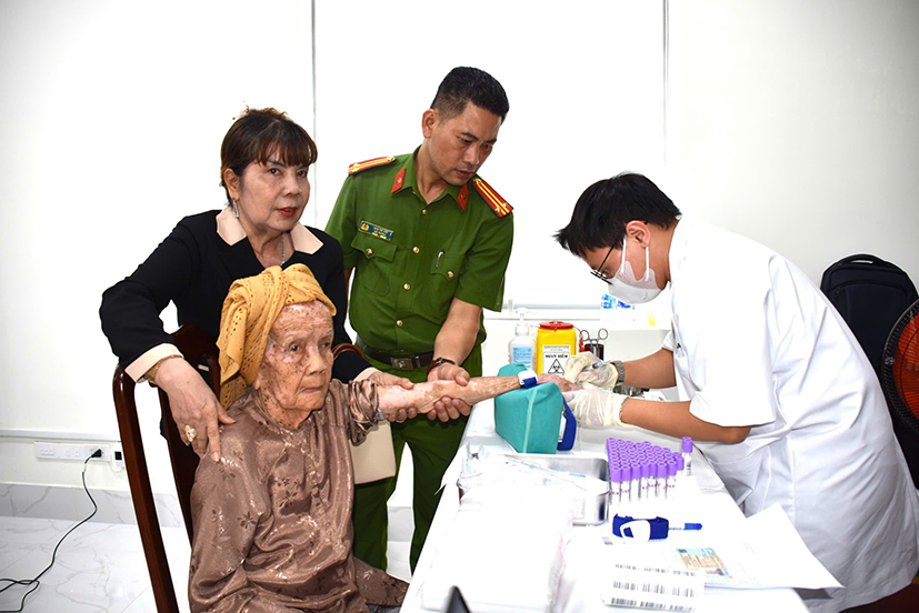 Các đơn vị chức năng tiến hành lấy mẫu ADN thân nhân liệt sĩ.
