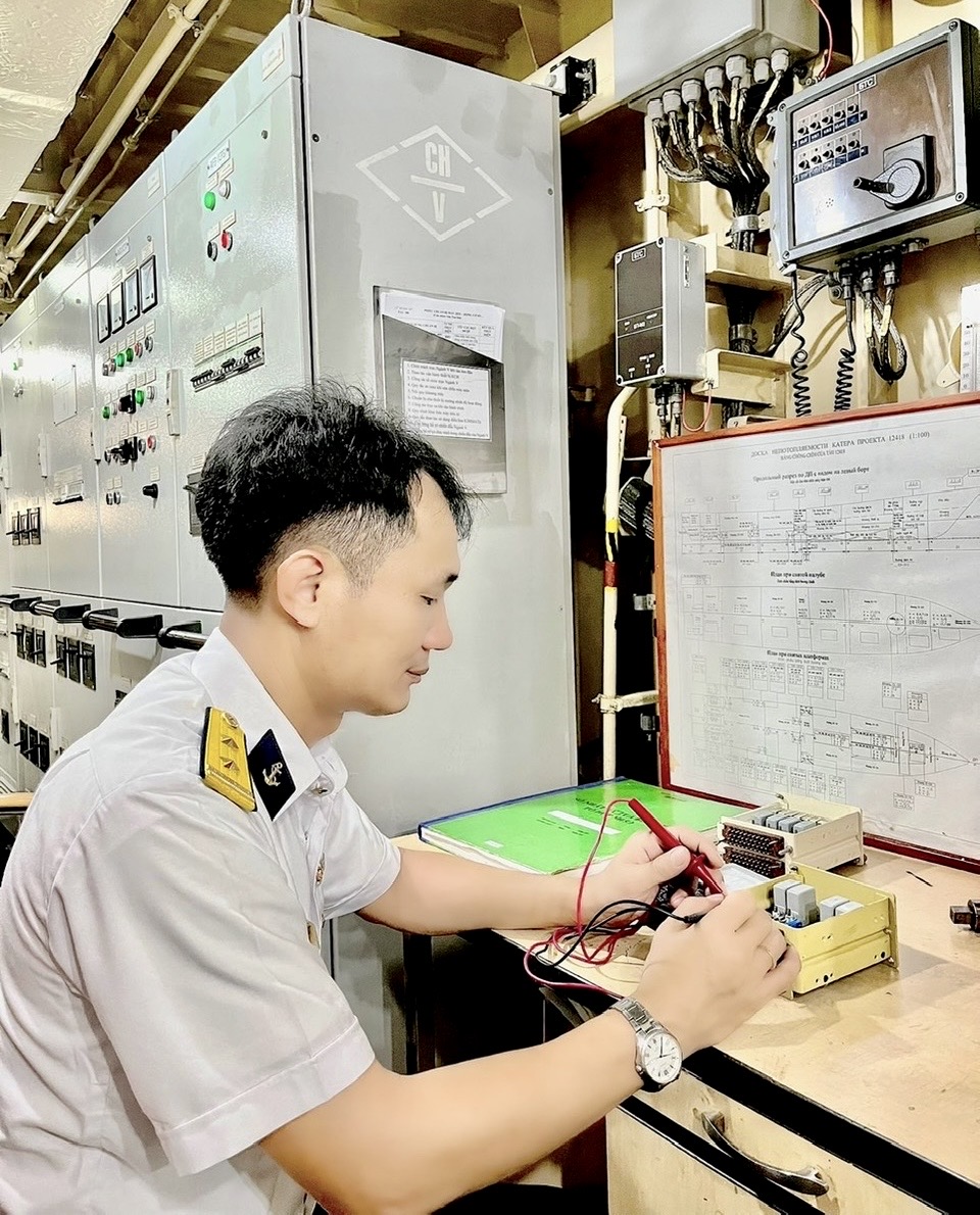 Trung tá Đặng Văn Hiếu, Phó Chủ nhiệm Hậu cần-Kỹ thuật, Lữ đoàn 167, người có nhiều sáng kiến phục vụ huấn luyện, sẵn sàng chiến đấu.