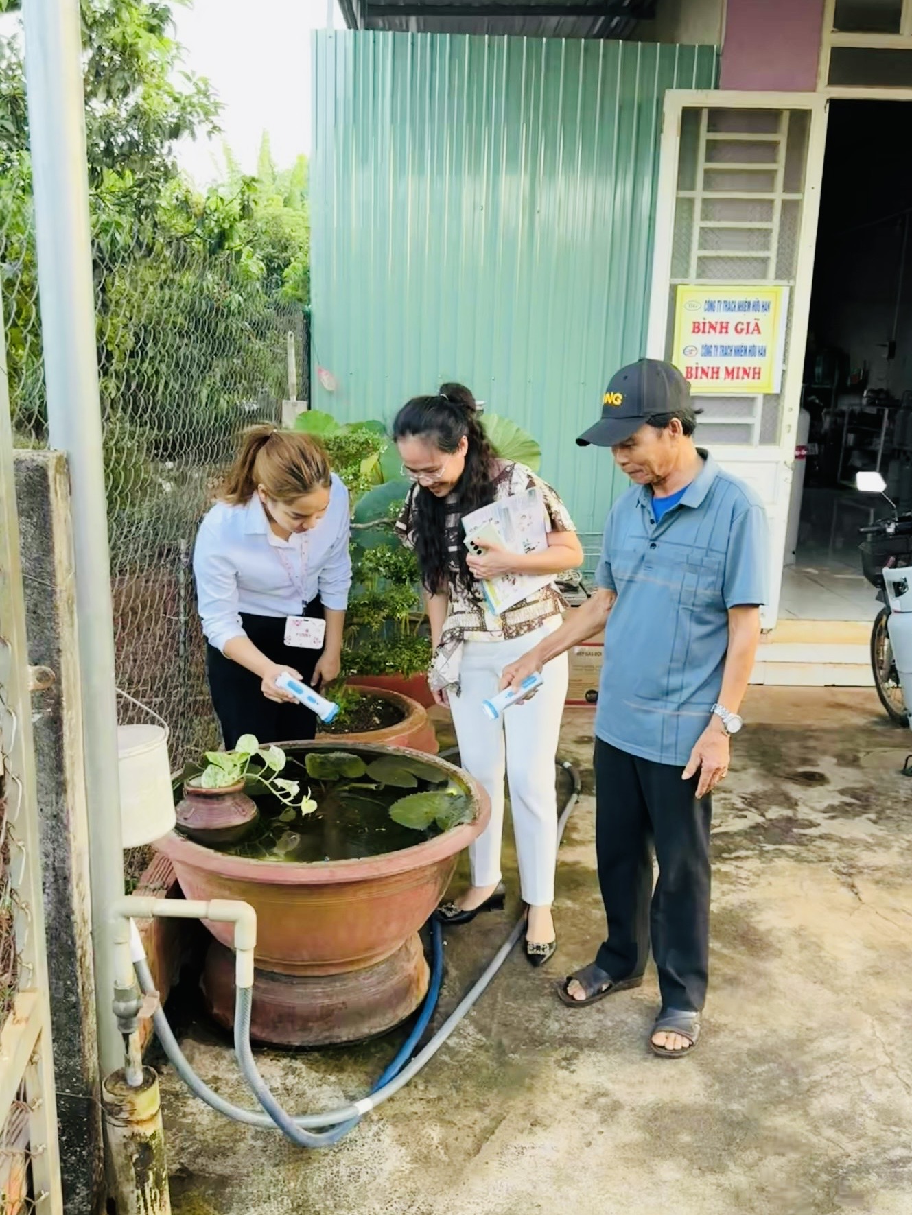 Các địa phương cần triển khai sớm các biện pháp phòng, chống sốt xuất huyết. Trong ảnh: Nhân viên y tế huyện Châu Đức giám sát lăng quăng tại các hộ gia đình trên địa bàn TT.Ngãi Giao.