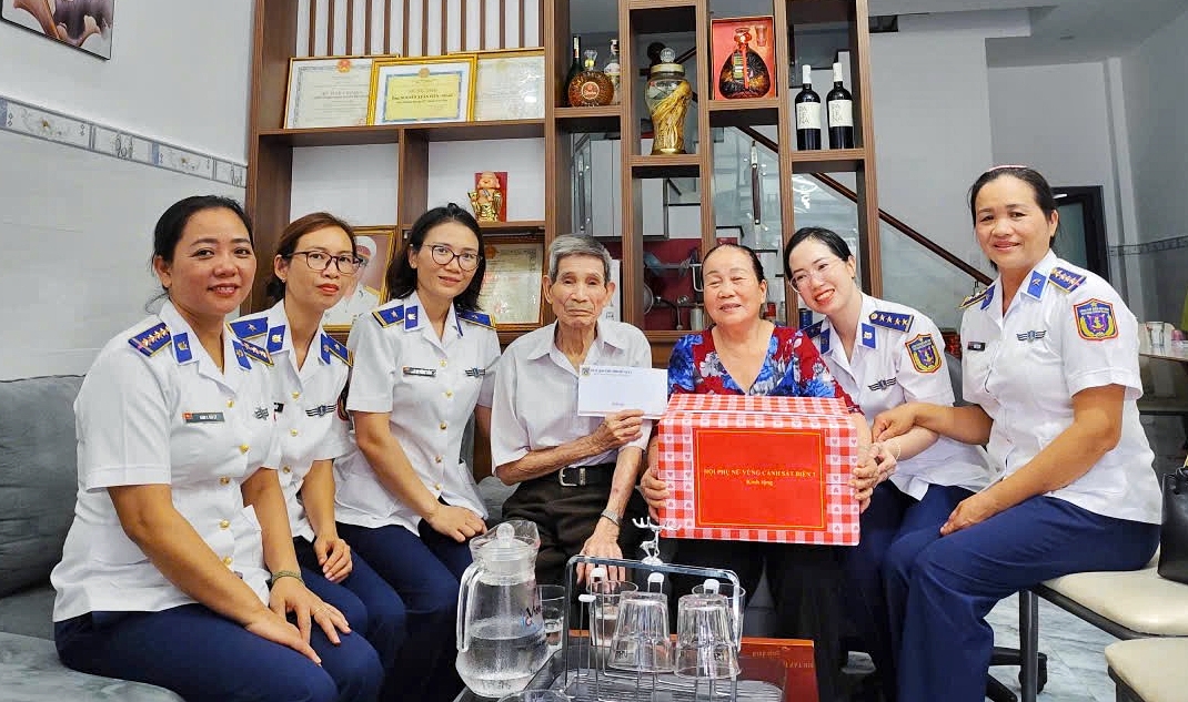Cán bộ, hội viên phụ nữ Vùng thăm hỏi, tặng quà gia đình ông Nguyễn Xuân Viên, cựu tù chính trị đang sinh sống tại Côn Đảo.