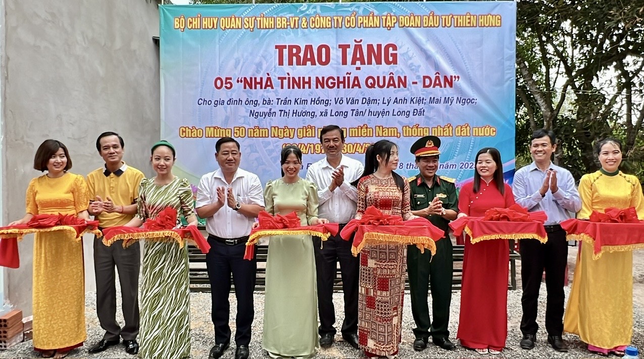 Lãnh đạo Bộ CHQS cùng đại diện địa phương, DN tại lễ trao nhà tình nghĩa quân dân cho các hộ khó khăn tại huyện Long Đất.