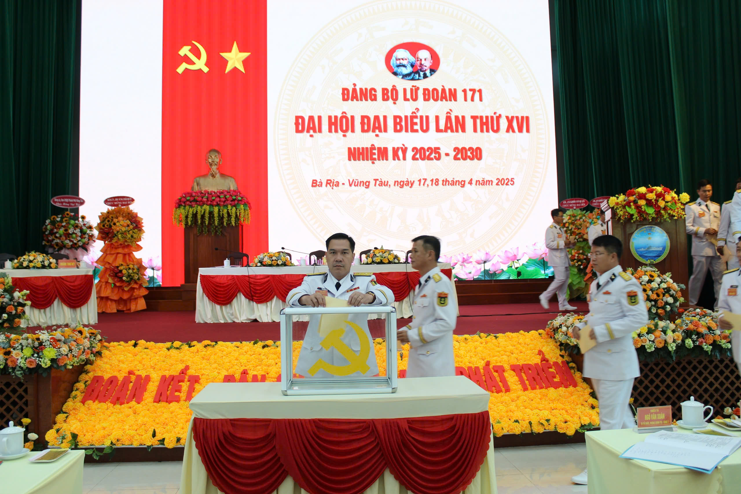 Các đại biểu bỏ phiếu bầu BCH Đảng bộ nhiệm kỳ 2025-2030.