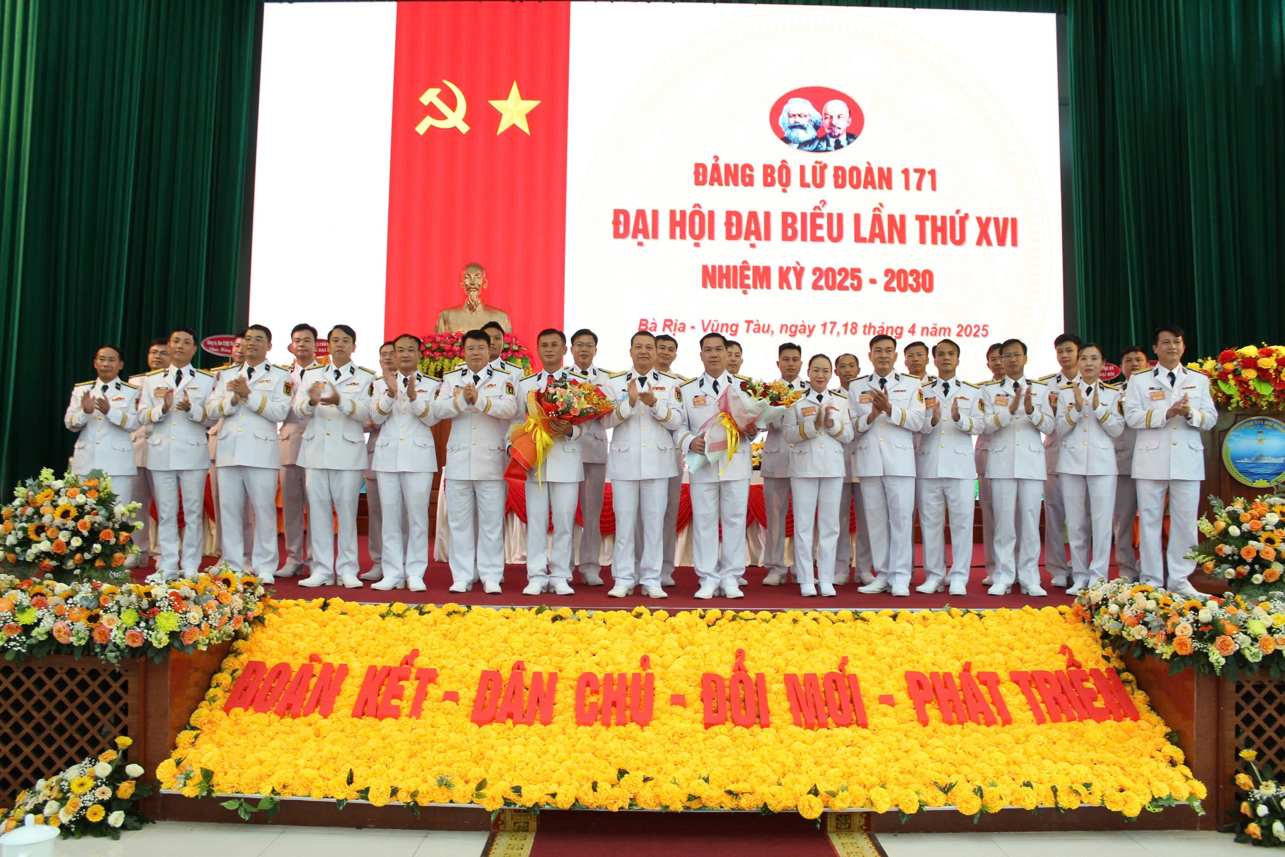 Ban chấp hành Đảng bộ Lữ đoàn ra mắt đại hội.