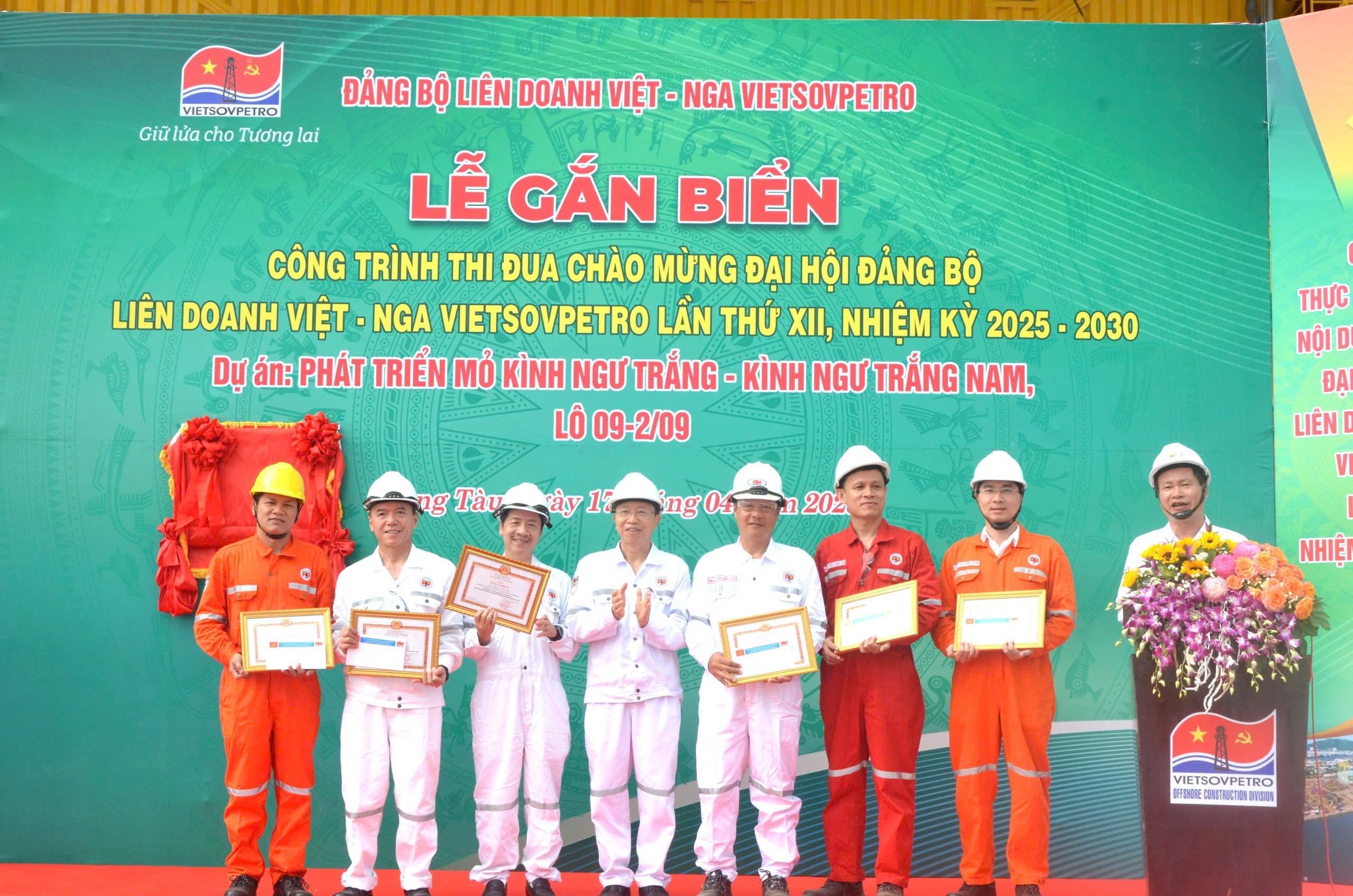 Ông Vũ Việt Kiều, Phó Bí thư Đảng ủy Vietsovpetro trao khen thưởng các tập thể xuất sắc.