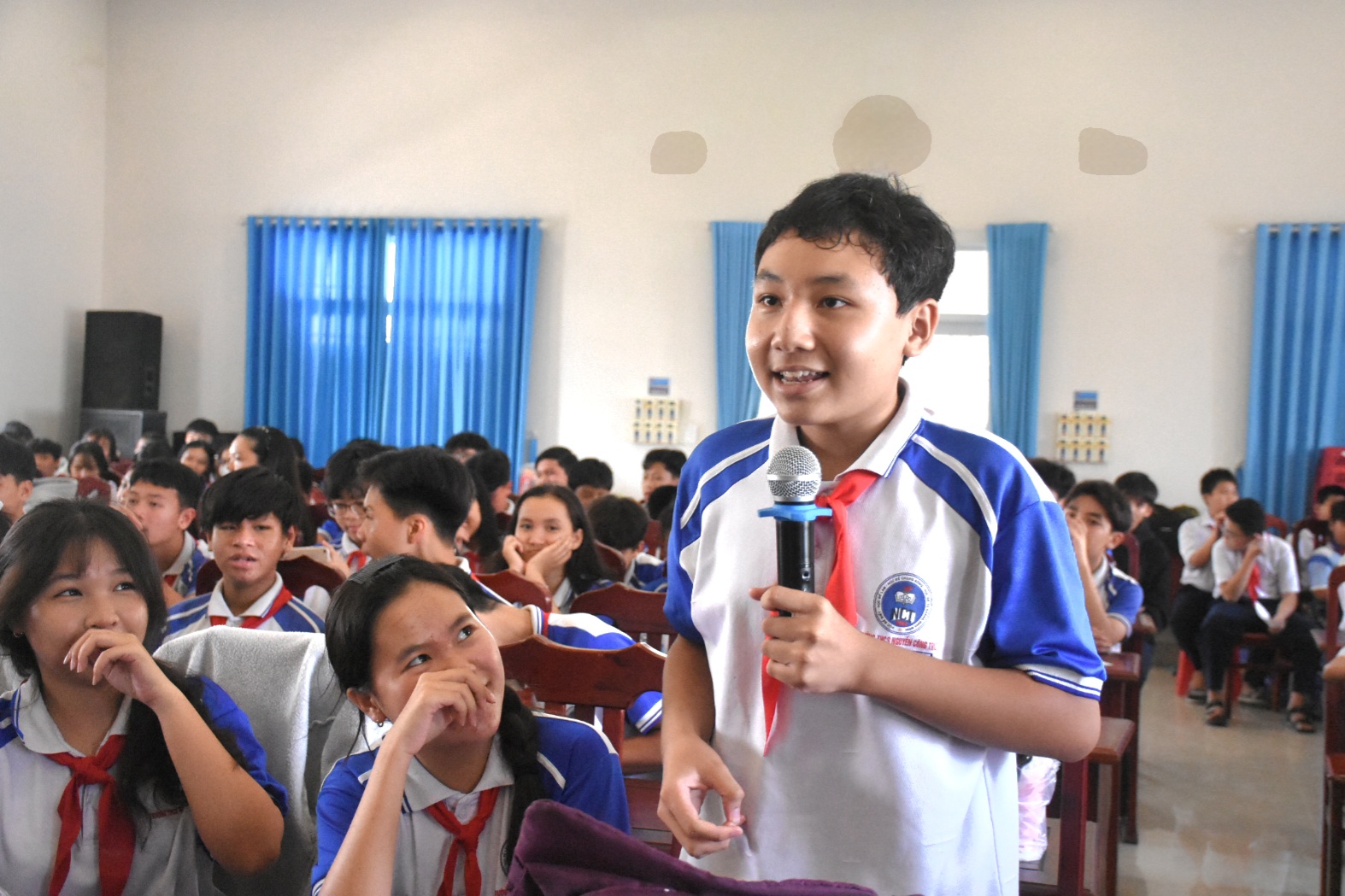 Học sinh tham gia đóng góp ý kiến tại diễn đàn.