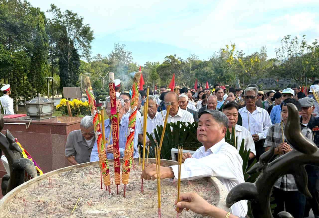 Các cựu tù chính trị Trại 6B Côn Đảo dâng hương tại đài tưởng niệm Nghĩa trang Hàng Dương.