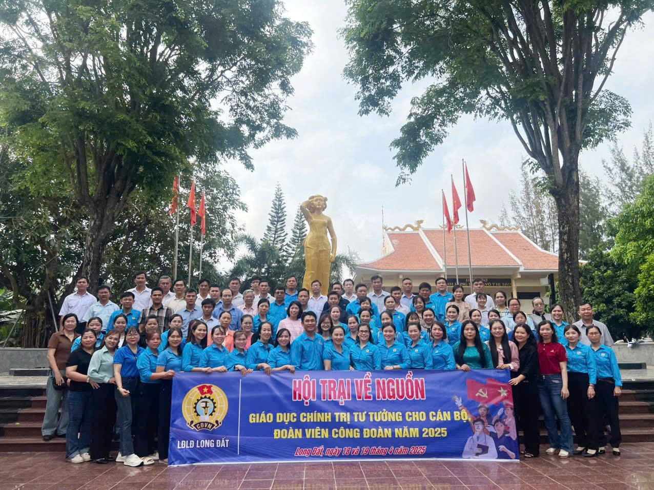 Đoàn đã đến dâng hoa, dâng hương và ôn lại lịch sử tại Đền thờ và Tượng đài Anh hùng liệt sĩ Võ Thị Sáu.