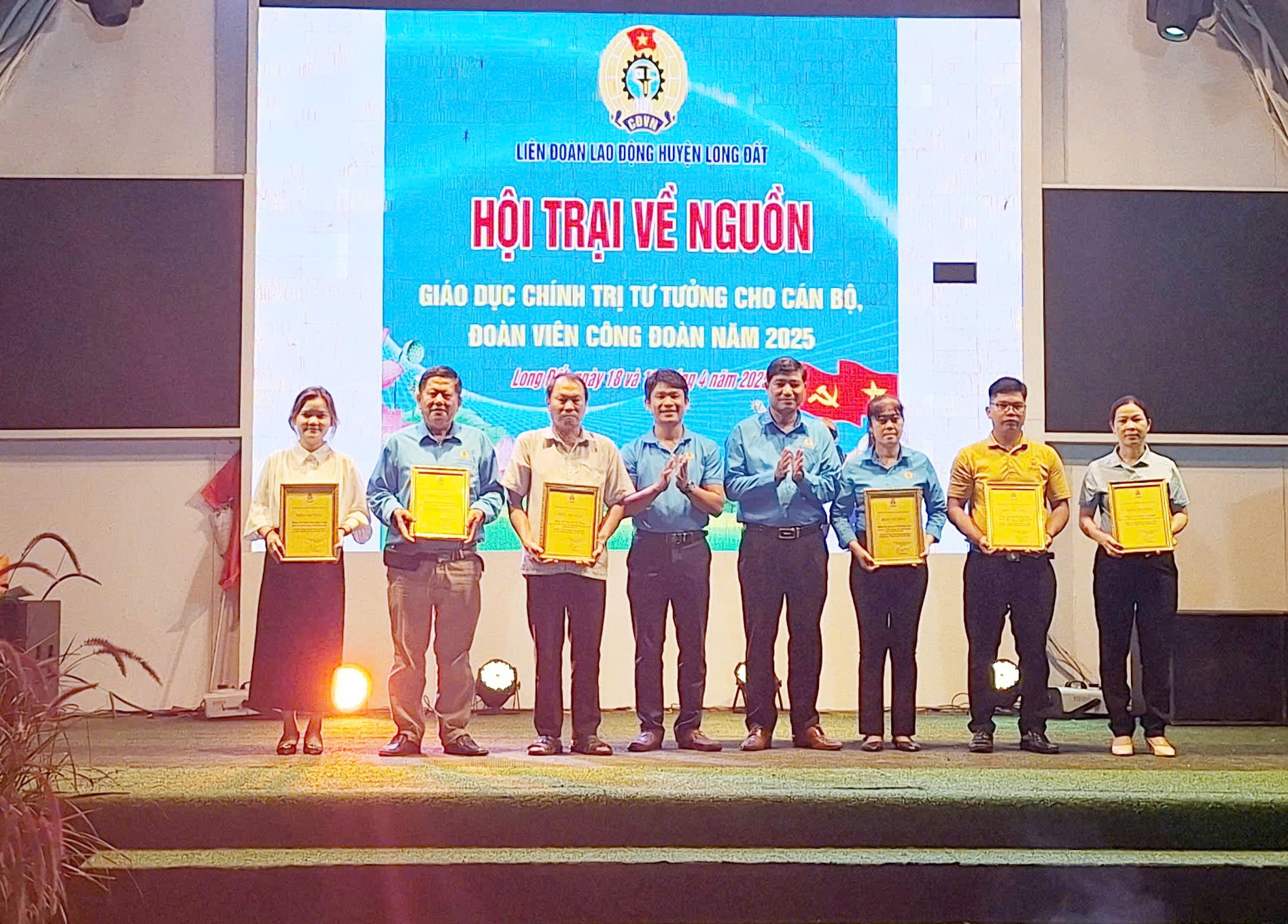 LĐLĐ huyện Long Đất tuyên dương 8 tấm  công nhân tiêu biểu là đảng viên.