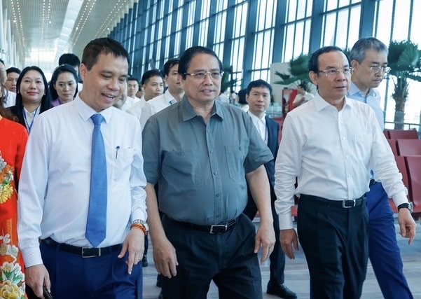 Thủ tướng Phạm Minh Chính và Bí thư Thành ủy Thành phố Hồ Chí Minh Nguyễn Văn Nên dự lễ khánh thành Nhà ga T3 Cảng hàng không quốc tế Tân Sơn Nhất tại điểm cầu Thành phố Hồ Chí Minh. (Ảnh: Nhật Bắc/VGP)