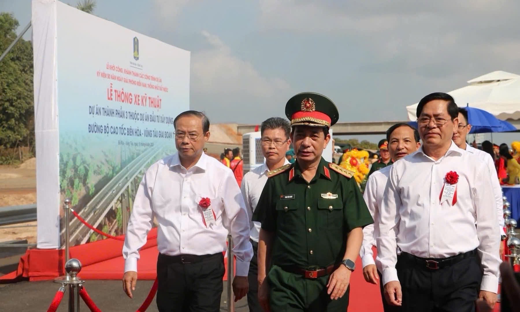Đại tướng Phan Văn Giang, Ủy viên Bộ Chính trị, Phó bí thư Quân ủy Trung ương, Bộ trưởng Bộ Quốc phòng dự lễ Thông xe kỹ thuật Dự kiến án thành phần 3 thuộc dự án Đầu tư xây dựng đường bộ cao tốc Biên Hoa-Vũng Tàu giải đoạn 1.
