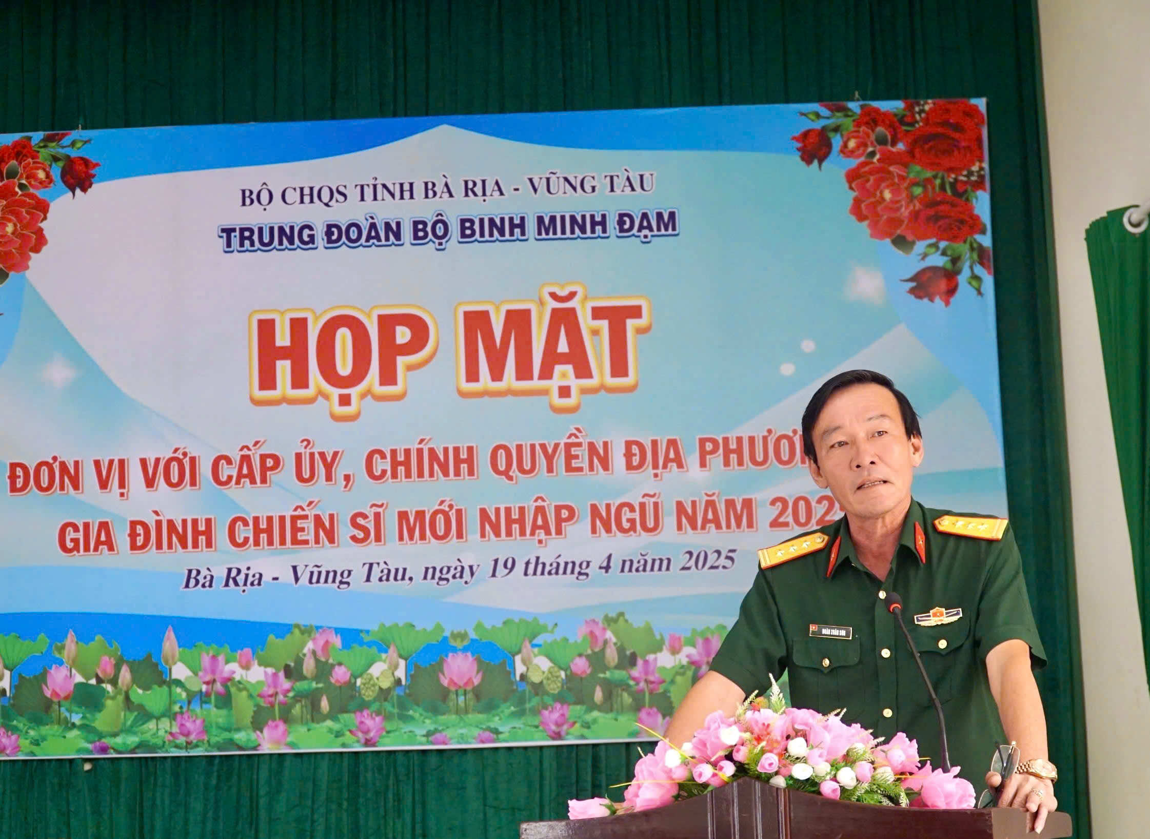 Thượng tá Đoàn Xuân Sơn, Chính ủy Trung đoàn Minh Đạm thông báo về tình hình của các chiến sĩ mới tại buổi họp mặt.