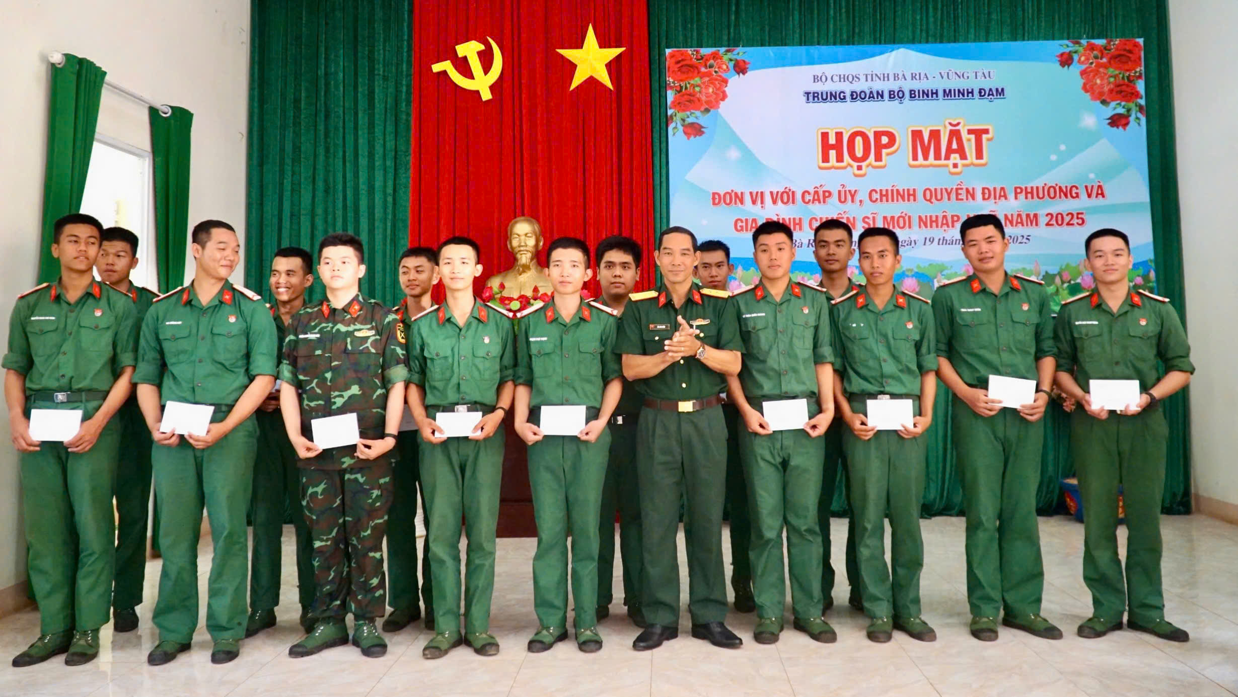 Cấp ủy, chính quyền, đơn vị TP. Phú Mỹ tặng quà cho các chiến sĩ mới.