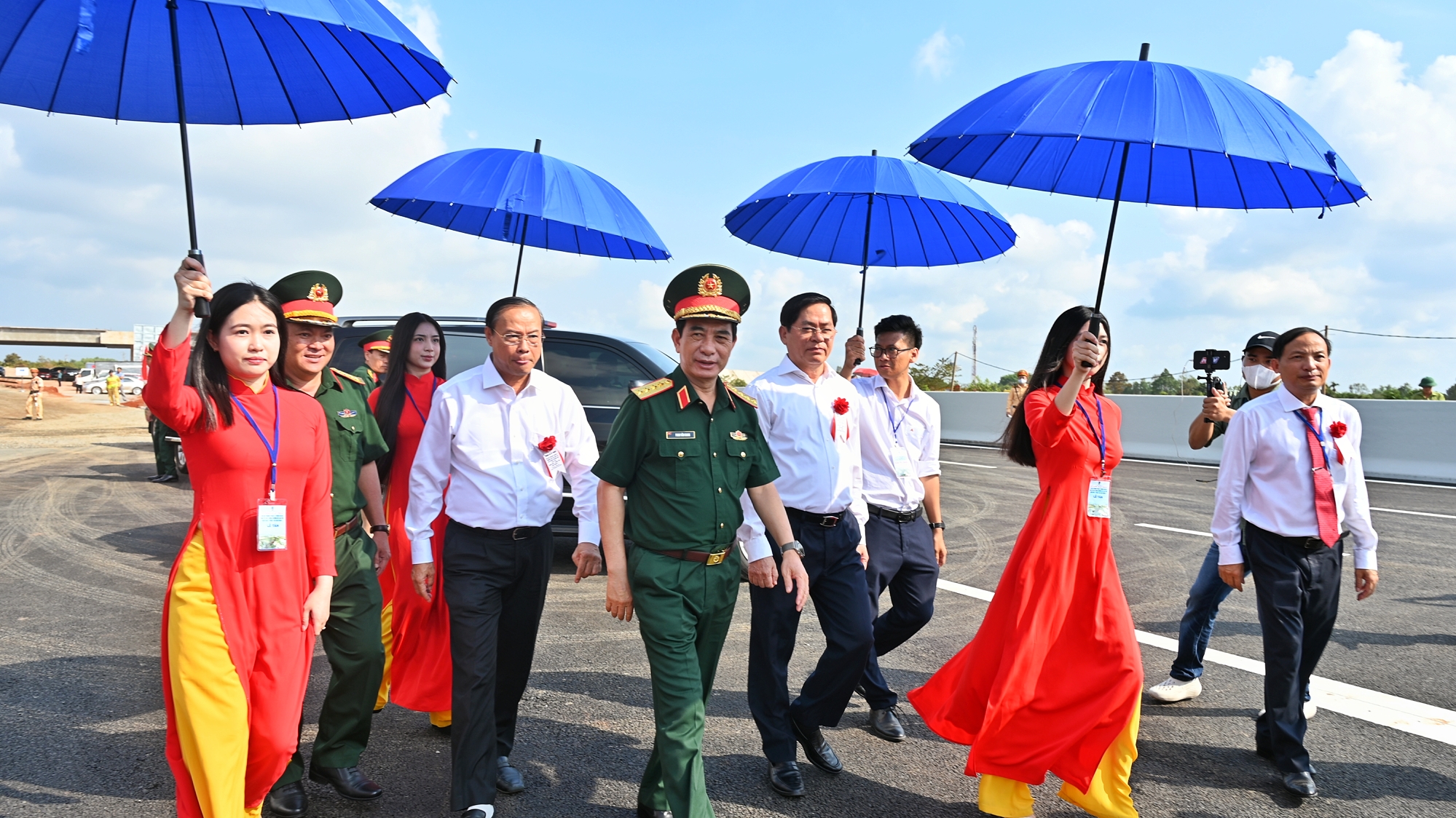 Đại tướng Phan Văn Giang, Ủy viên Bộ Chính trị, Phó Bí thư Quân ủy Trung ương, Bộ trưởng Bộ Quốc phòng tham dự lễ thông xe kỹ thuật Dự án thành phần 3, thuộc Dự án Đầu tư xây dựng đường bộ cao tốc Biên Hòa - Vũng Tàu, giai đoạn 1.