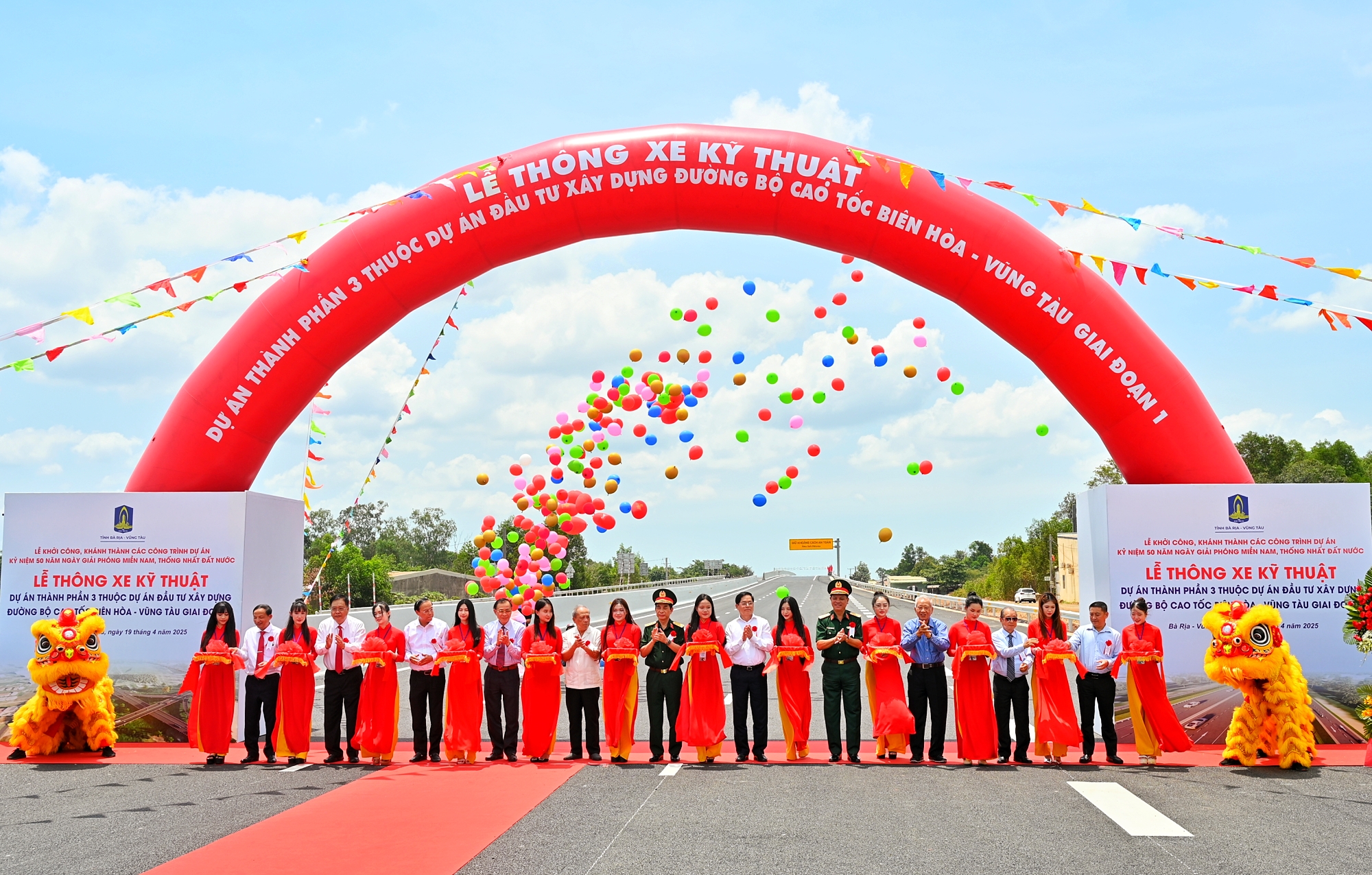 Các đại biểu thực hiện nghi thức thông xe kỹ thuật Dự kiến án thành phần 3 thuộc dự án đường bộ cao tốc Biên Hòa-Vũng Tàu giải đoạn 1.