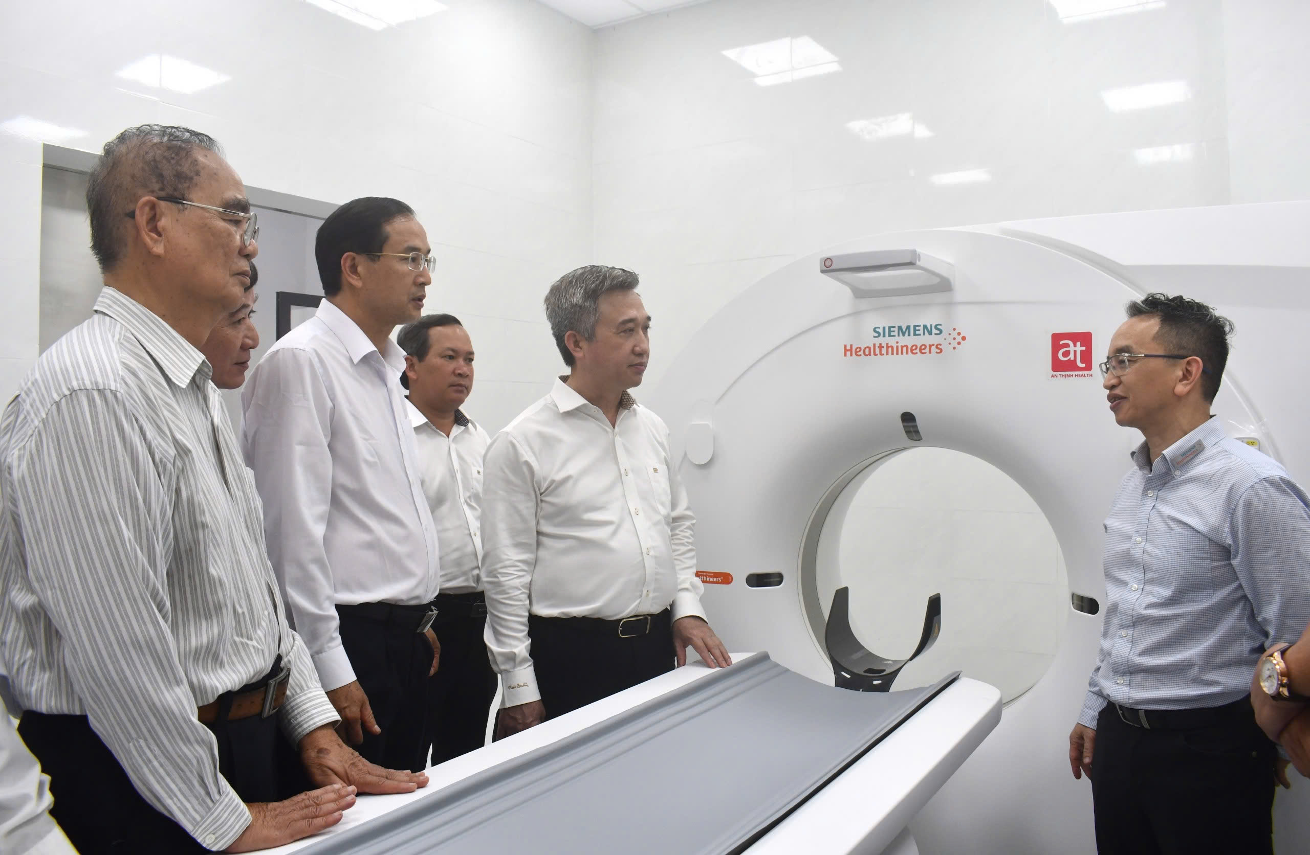 Ông Đặng Minh Thông, Phó Chủ tịch UBND tỉnh, cùng các đại biểu tiến hành khảo sát trang thiết bị tại Trung tâm Y tế Quân dân y huyện Côn Đảo.