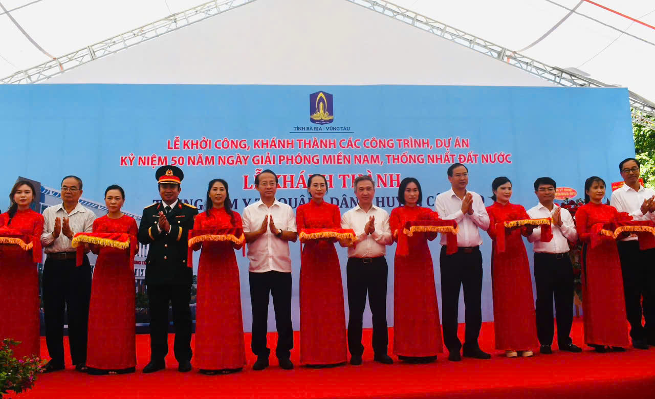 Các đại biểu cắt băng khánh thành Trung tâm Y tế Quân dân y huyện Côn Đảo.