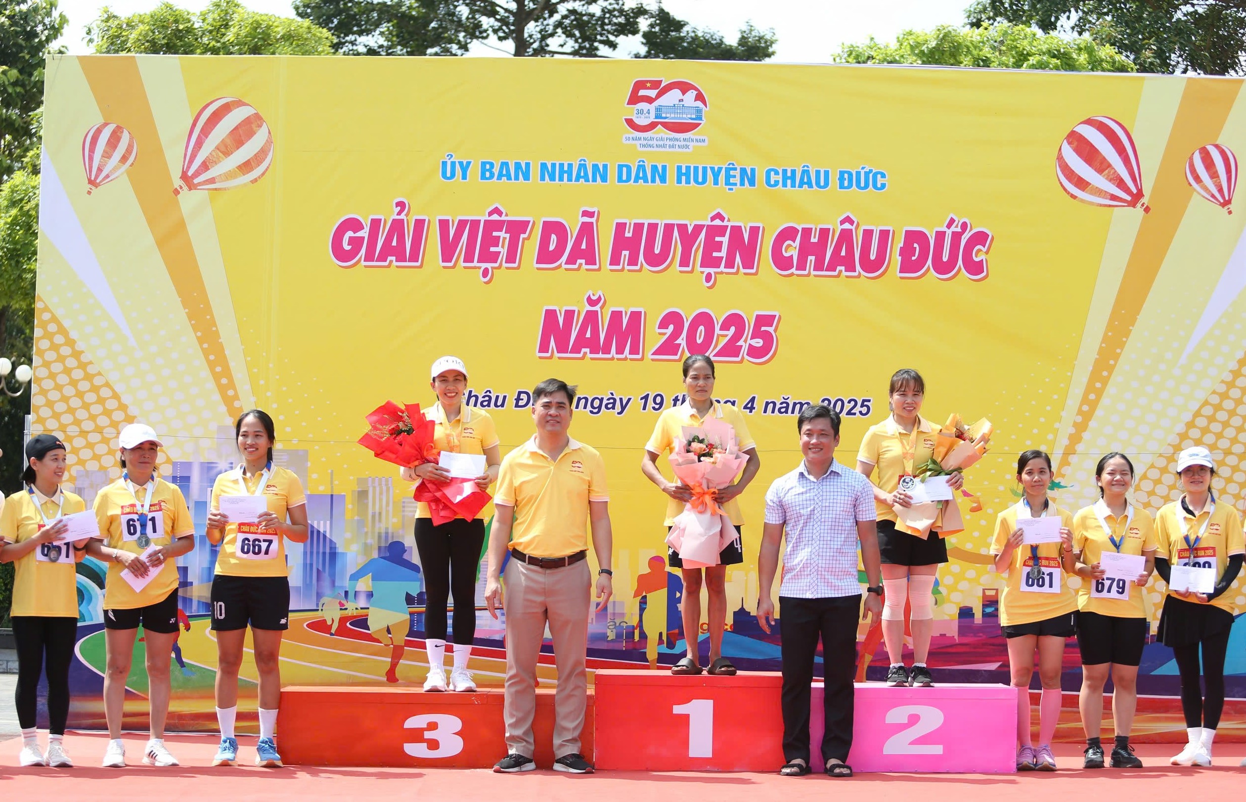 Ban tổ chức trao giải cho các nữ VĐV xuất sắc.