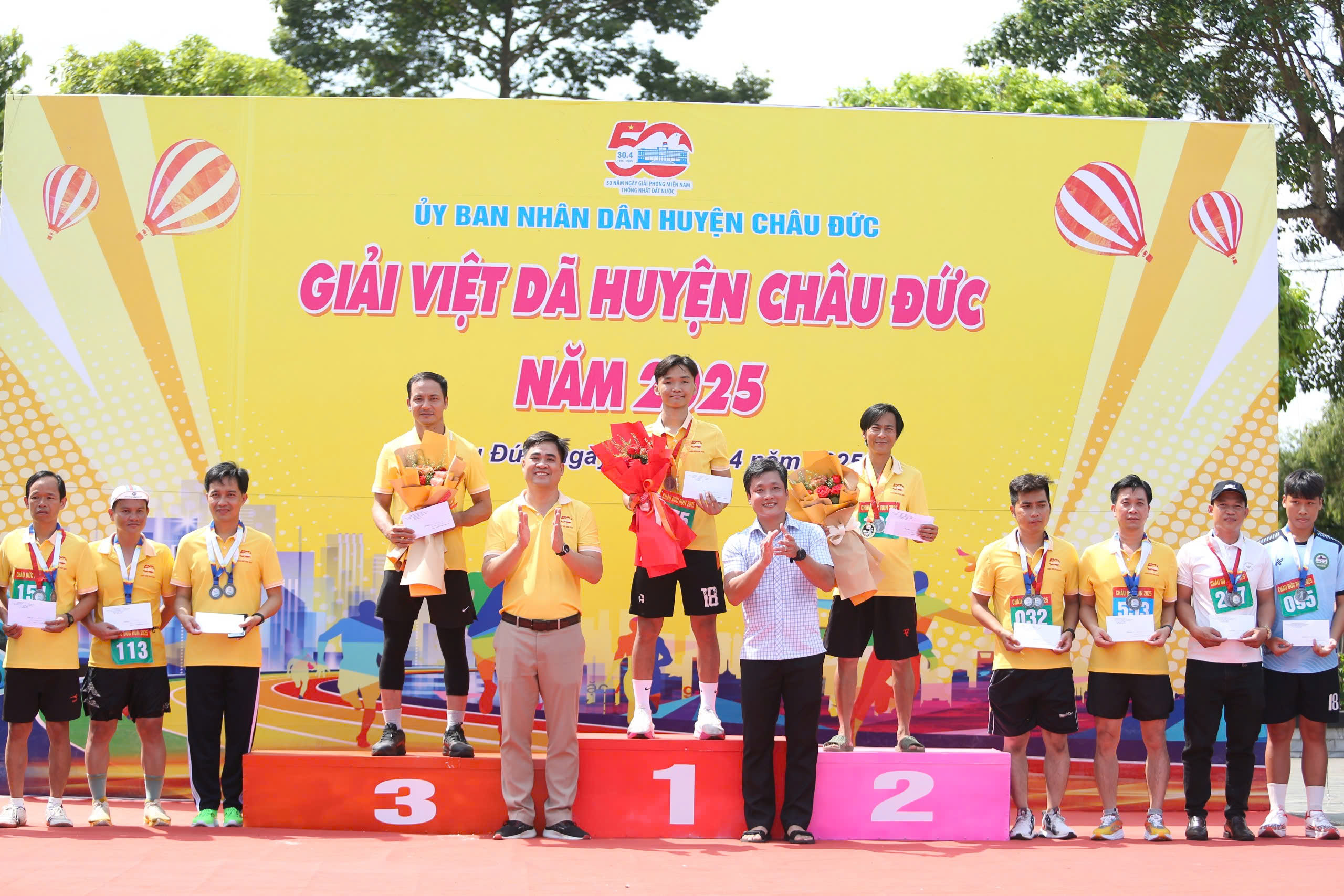Ban tổ chức trao giải cho nam 11km.