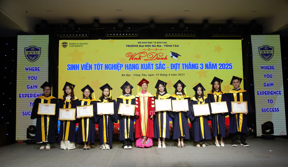 PGS.TS.LS. Nguyễn Thị Hoài Phương, Hiệu trưởng Trường Đại học Bà Rịa - Vũng Tàu vinh danh sinh viên tốt nghiệp loại Xuất sắc. 