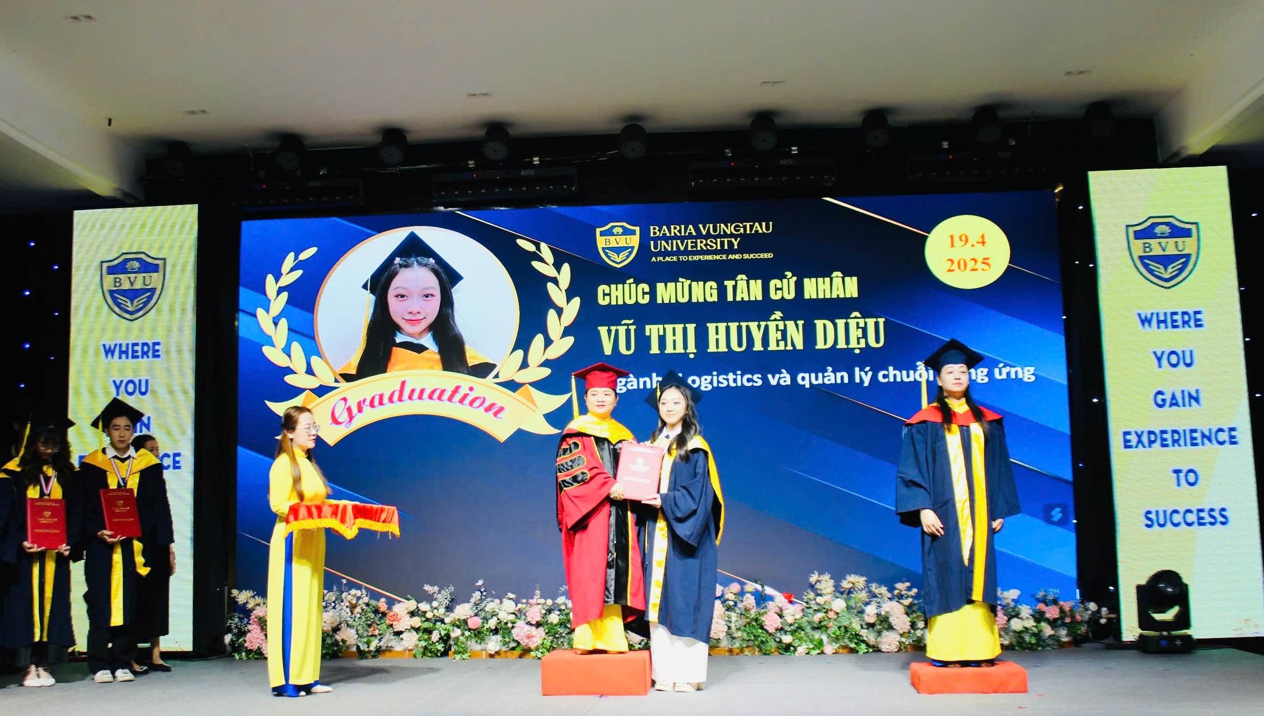 Trường Đại học Bà Rịa - Vũng Tàu trao bằng tốt nghiệp cho các kỹ sư, cử nhân.