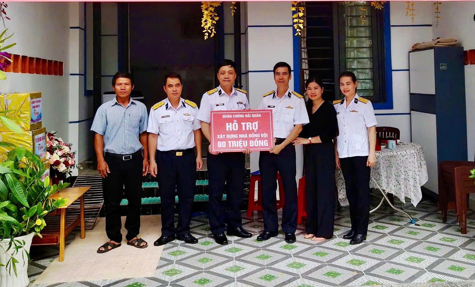 Lãnh đạo Lữ đoàn 167 trao tặng biểu trưng 80 triệu đồng cho gia đình Đại úy Bùi Văn Đại.