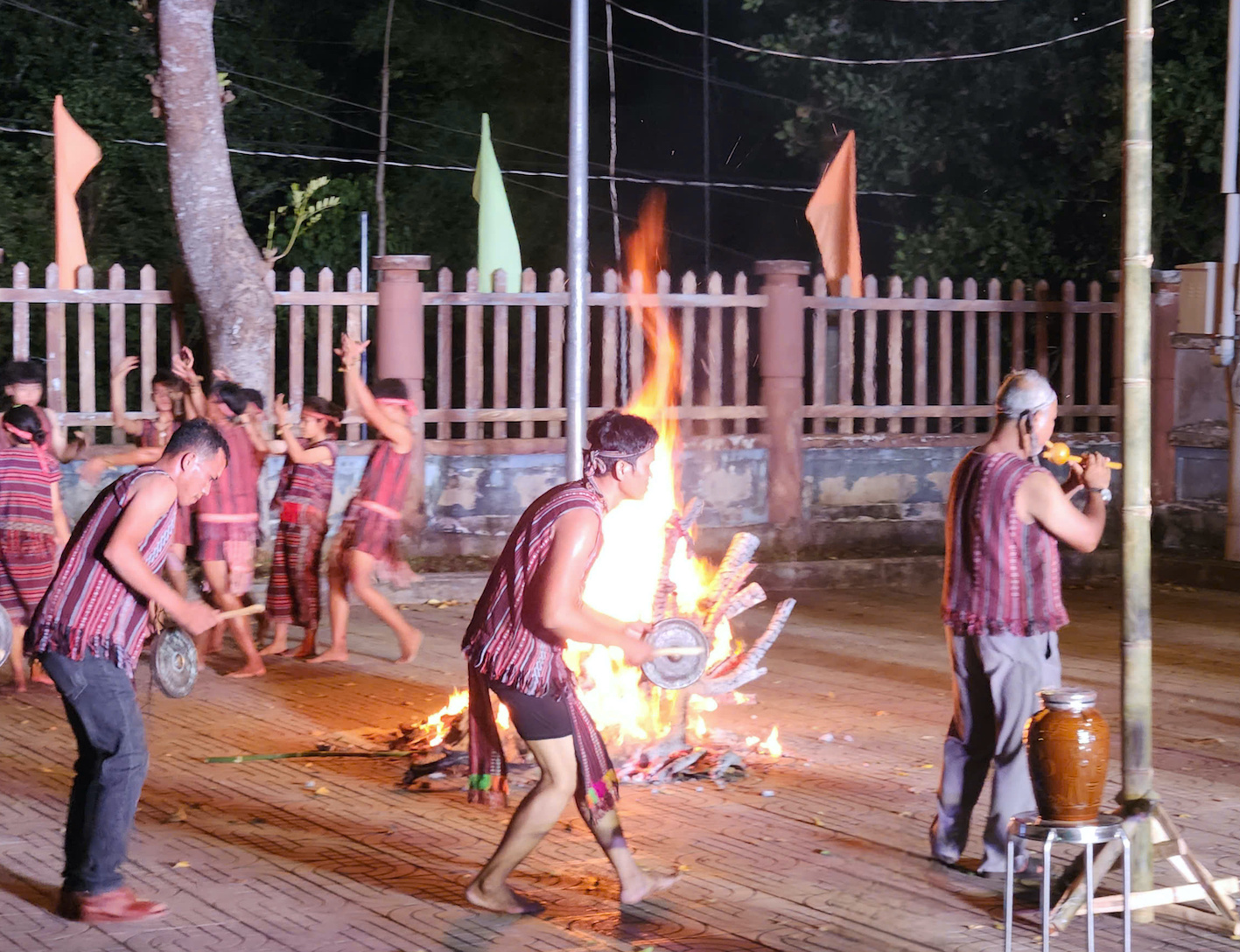 Trong đêm cúng thần Lúa, người Chơ Ro huyện Châu Đức cùng nhau đốt lửa, uống rượu cần và ca hát, giao lưu Cồng chiêng. Ảnh: HOÀNG HẬU.
